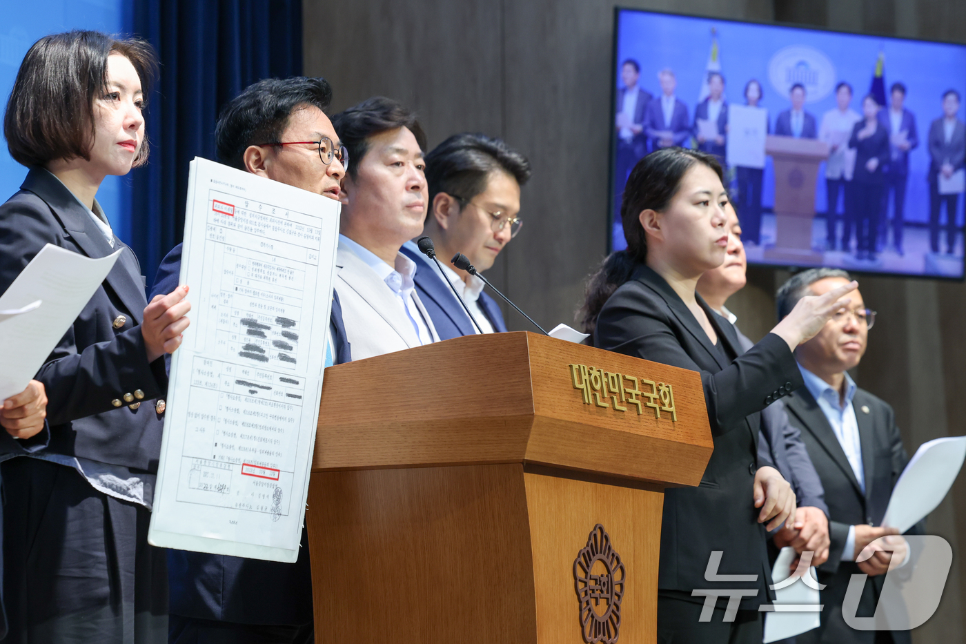 (서울=뉴스1) 안은나 기자 = 정진욱 더불어민주당 의원이 18일 서울 여의도 국회 소통관에서 열린 '대장동 사건 관련 정치검찰 규탄 및 처벌 촉구 기자회견'에서 김용 전 민주연구 …