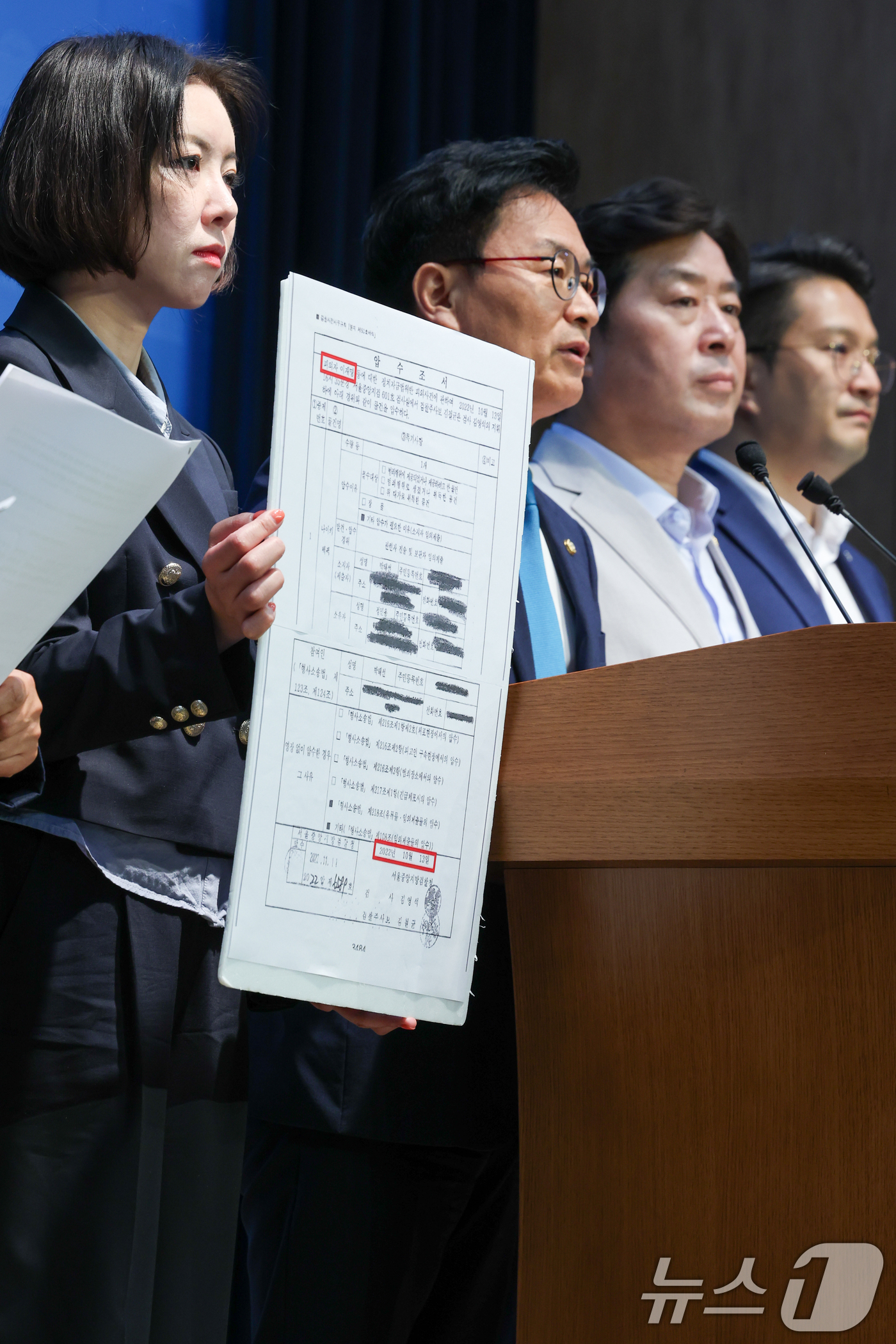(서울=뉴스1) 안은나 기자 = 정진욱 더불어민주당 의원이 18일 서울 여의도 국회 소통관에서 열린 '대장동 사건 관련 정치검찰 규탄 및 처벌 촉구 기자회견'에서 김용 전 민주연구 …