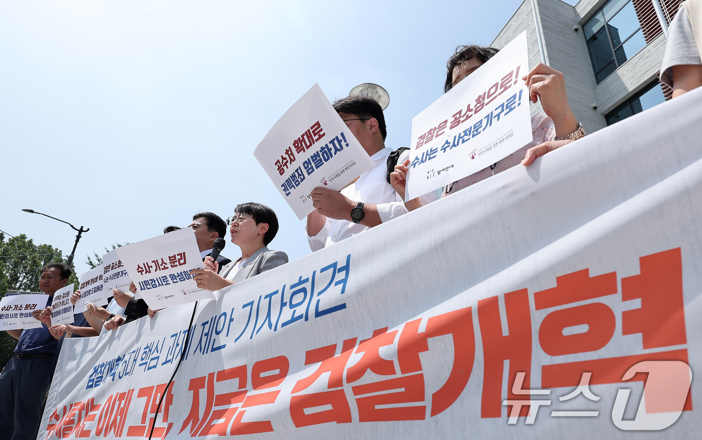 (서울=뉴스1) 김성진 기자 = 참여연대와 민주사회를 위한 변호사모임 관계자들이 18일 서울 종로구 국정기획위원회 앞에서 검찰개혁 5대 핵심 과제 제안 기자회견을 하고 있다. 20 …