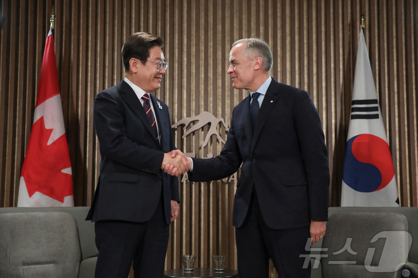 (로이터=뉴스1) = 이재명 대통령이 17일(현지시간) 캐나다 앨버타주 카나나스키스 주요 7개국(G7) 정상회의장에서 열린 한-캐나다 정상회담에서 마크 카니 캐나다 총리와 악수하고 …