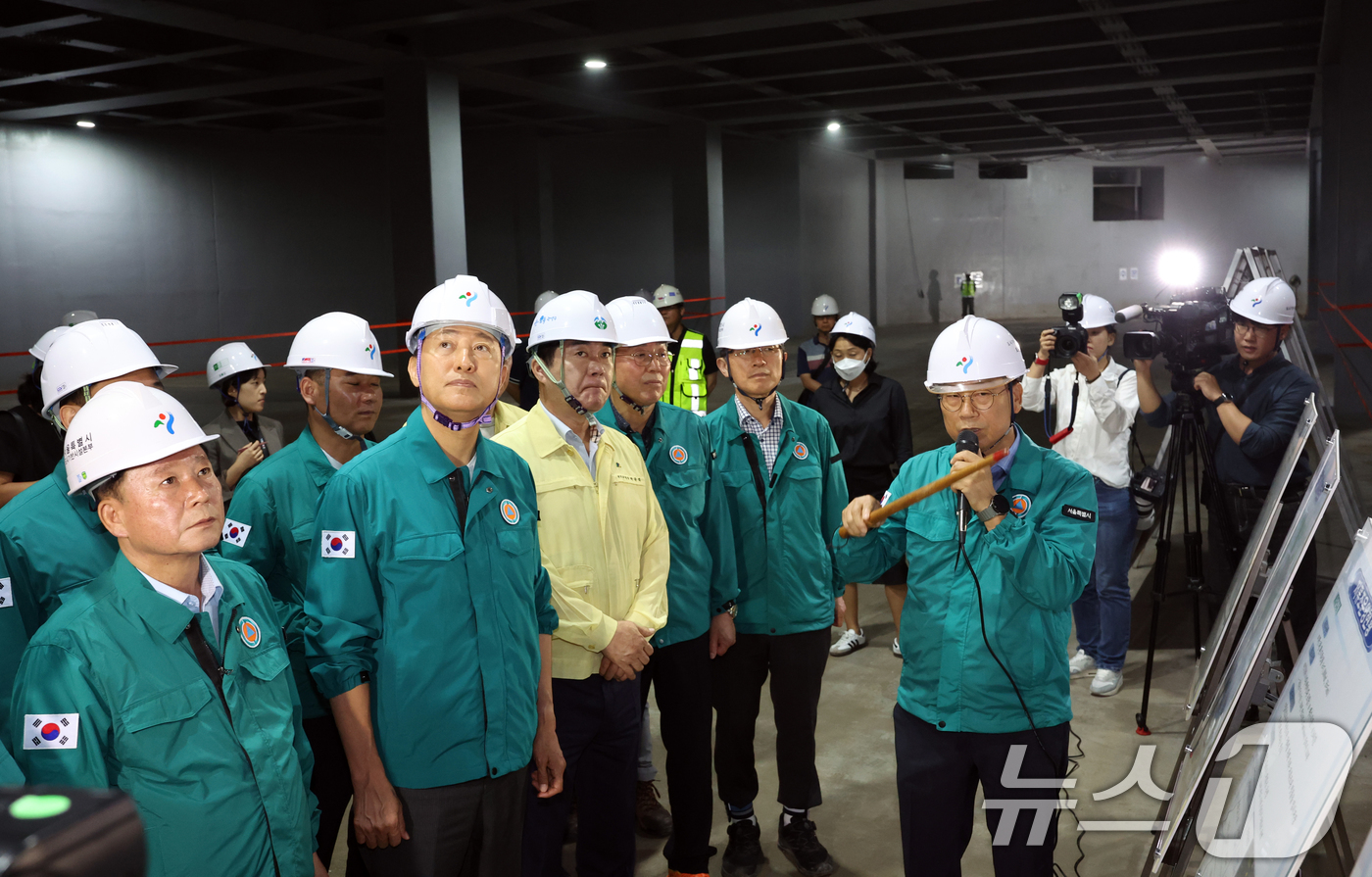 (서울=뉴스1) 김명섭 기자 = 오세훈 서울시장이 18일 서울 관악구 신림공영차고지 저류조 사업현장에서 풍수해 대비 현장을 점검하고 있다.  2025.6.18/뉴스1