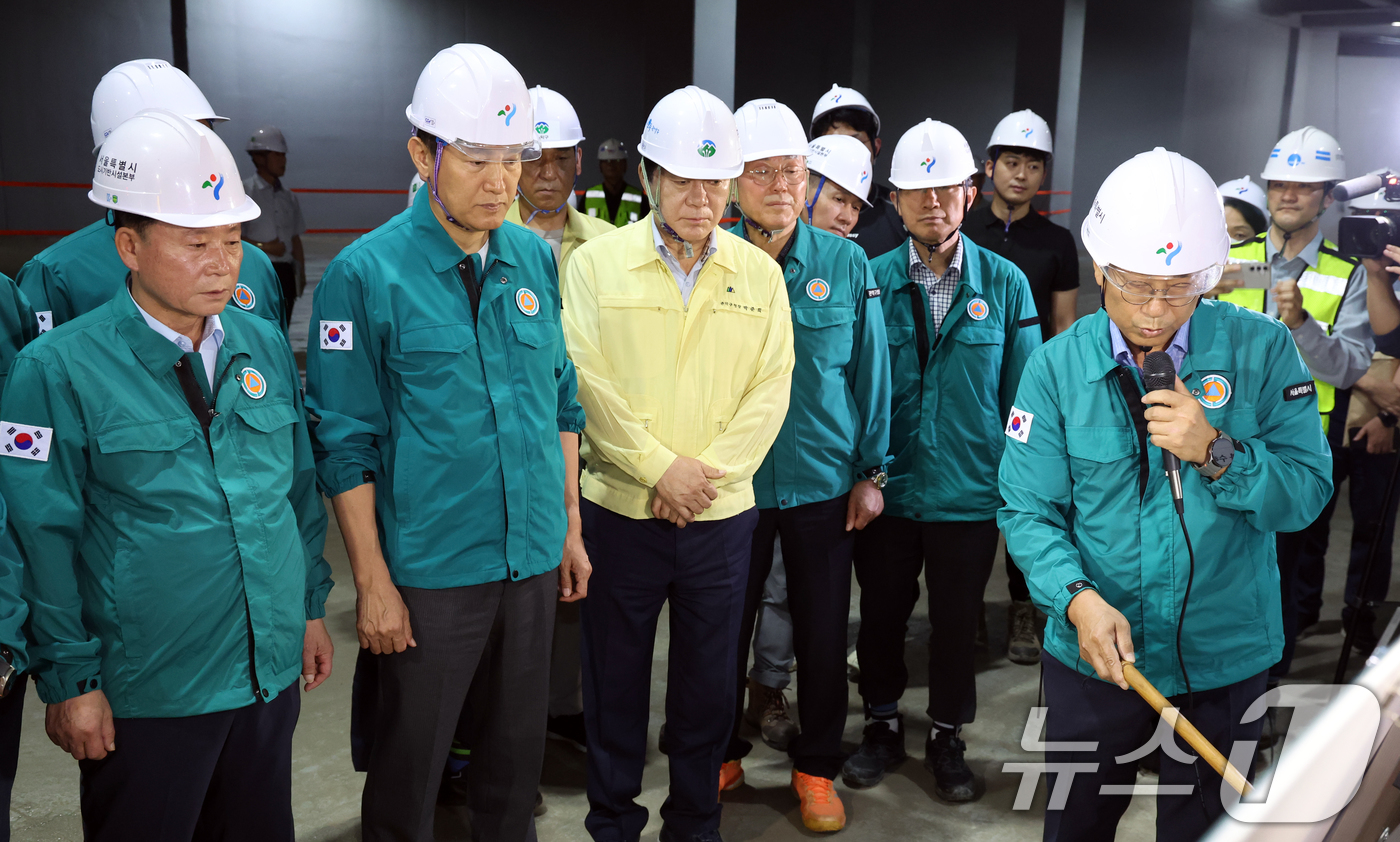 (서울=뉴스1) 김명섭 기자 = 오세훈 서울시장이 18일 서울 관악구 신림공영차고지 저류조 사업현장에서 풍수해 대비 현장을 점검하고 있다.  2025.6.18/뉴스1