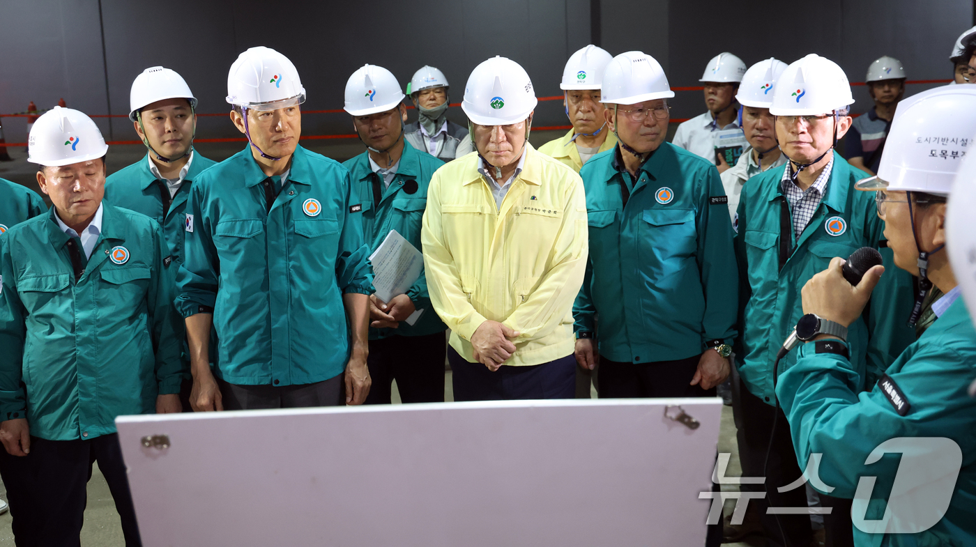 (서울=뉴스1) 김명섭 기자 = 오세훈 서울시장이 18일 서울 관악구 신림공영차고지 저류조 사업현장에서 풍수해 대비 현장을 점검하고 있다.  2025.6.18/뉴스1