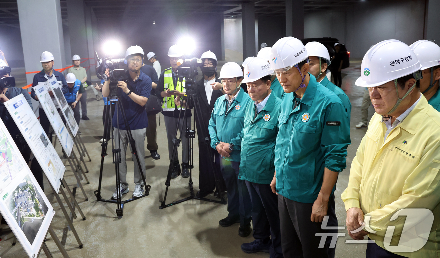 (서울=뉴스1) 김명섭 기자 = 오세훈 서울시장이 18일 서울 관악구 신림공영차고지 저류조 사업현장에서 풍수해 대비 현장을 점검하고 있다.  2025.6.18/뉴스1