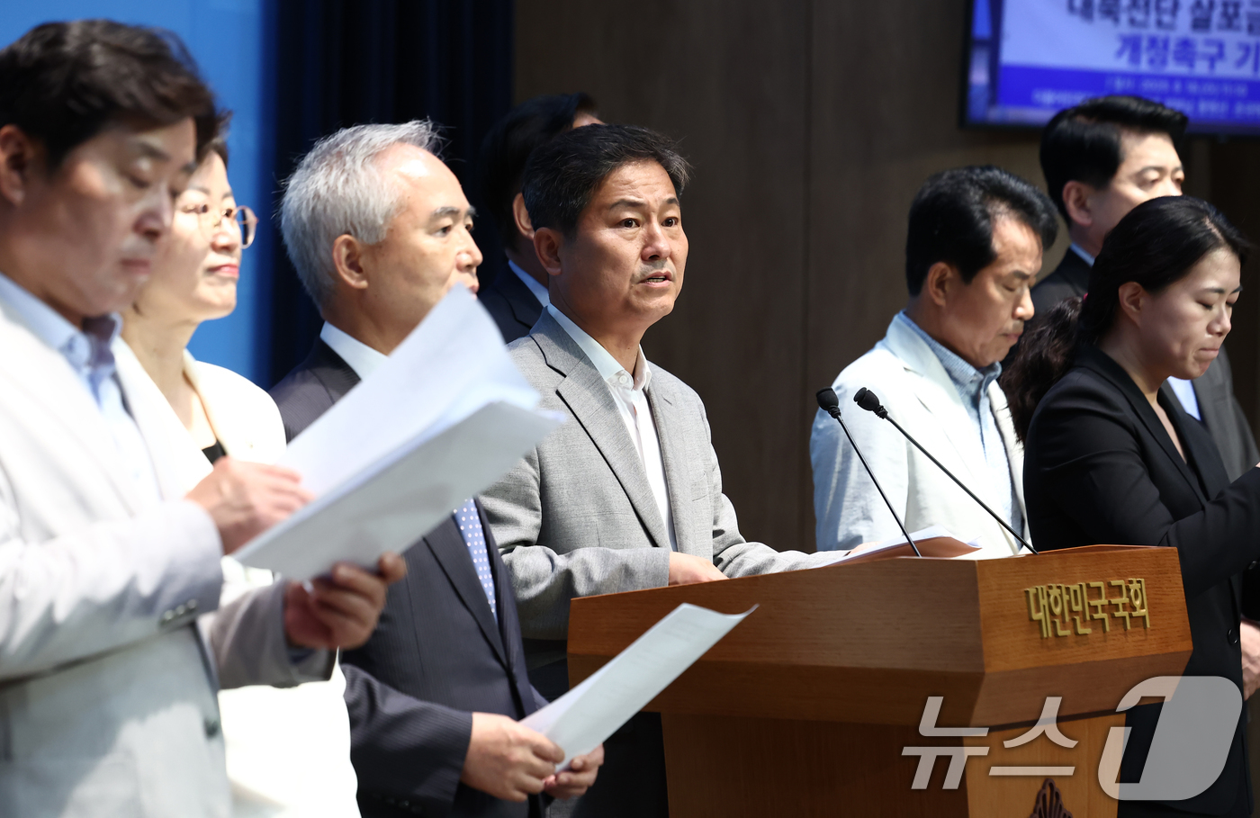 (서울=뉴스1) 김민지 기자 = 더불어민주당과 조국혁신당, 진보당 의원들이 18일 서울 여의도 국회 소통관에서 대북전단 살포금지 관련법 개정 촉구 기자회견을 하고 있다.왼쪽부터 황 …