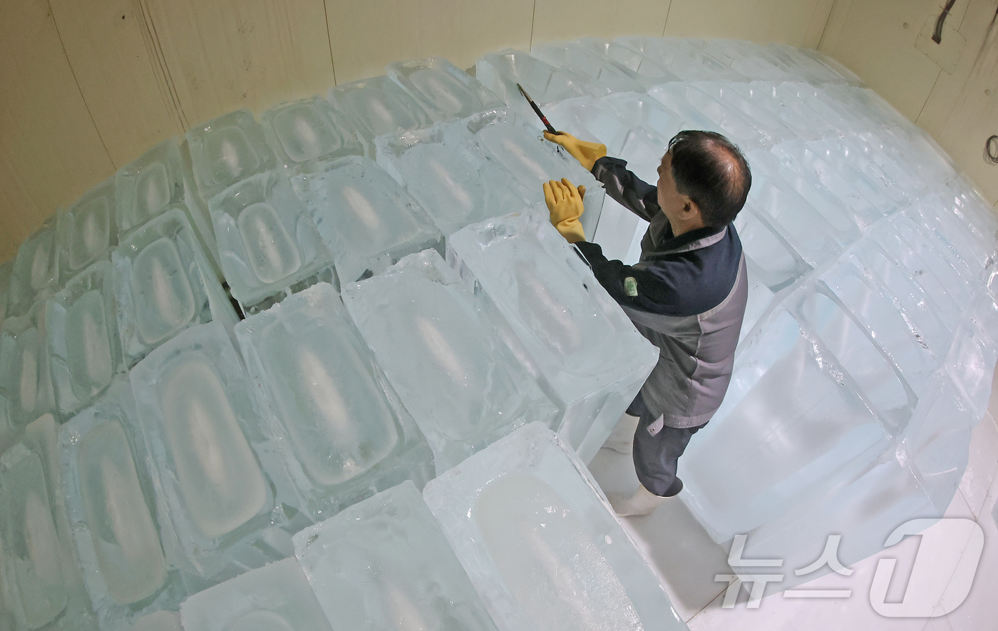 (부천=뉴스1) 장수영 기자 = 최고기온이 30도를 넘으며 무더위가 이어진 18일 경기 부천의 한 얼음공장에서 직원이 얼음을 냉동고로 옮기고 있다.공장 관계자는 "무더위가 본격적으 …