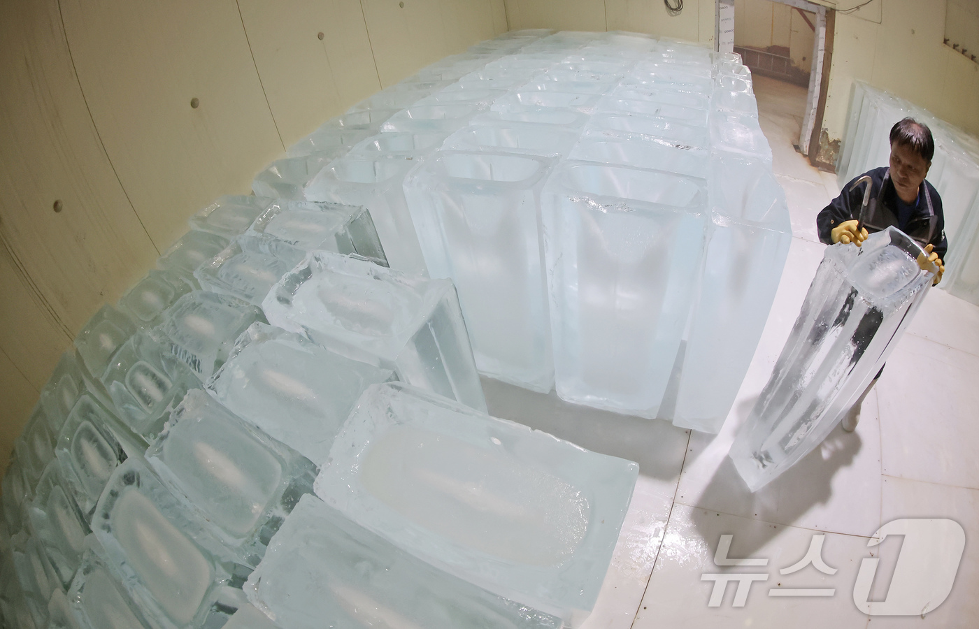 (부천=뉴스1) 장수영 기자 = 최고기온이 30도를 넘으며 무더위가 이어진 18일 경기 부천의 한 얼음공장에서 직원이 얼음을 냉동고로 옮기고 있다.공장 관계자는 "무더위가 본격적으 …