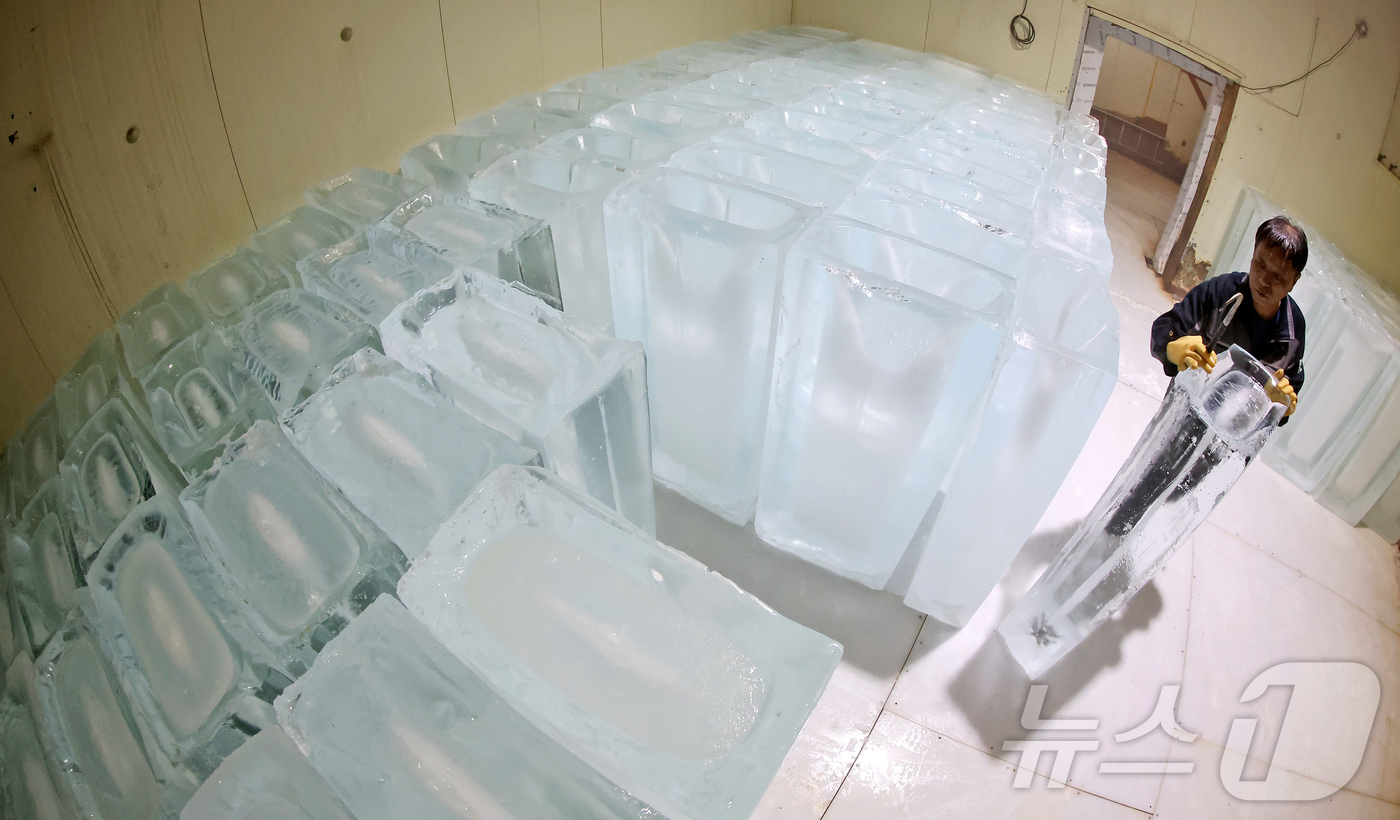 (부천=뉴스1) 장수영 기자 = 최고기온이 30도를 넘으며 무더위가 이어진 18일 경기 부천의 한 얼음공장에서 직원이 얼음을 냉동고로 옮기고 있다.공장 관계자는 "무더위가 본격적으 …