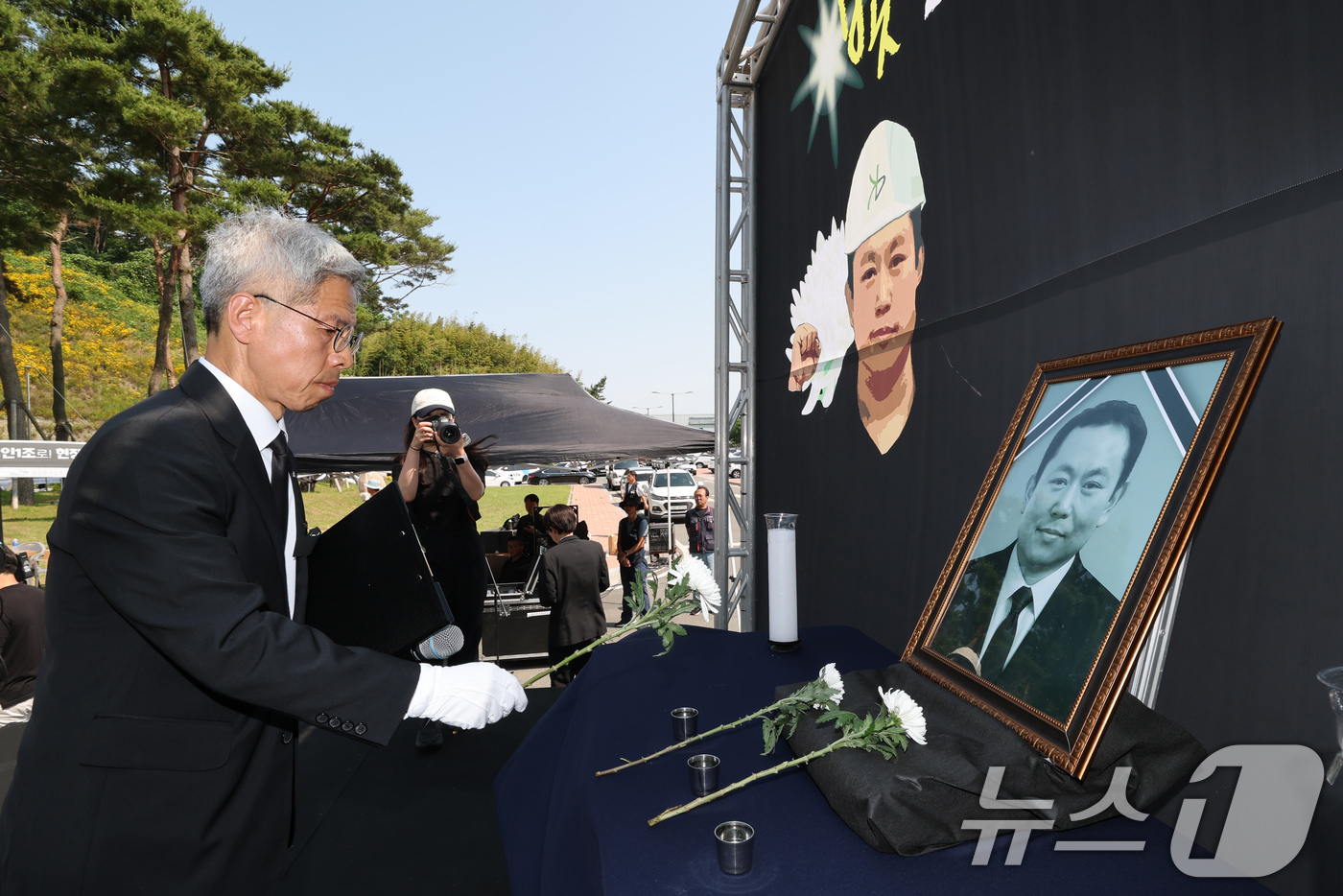 (태안=뉴스1) 김기태 기자 = 18일 오전 충남 태안 한국서부발전 태안발전본부에서 열린 故 김충현 노동자 영결식에서 권영국 민주노동당 대표가 헌화하고 있다. 2025.6.18/뉴 …