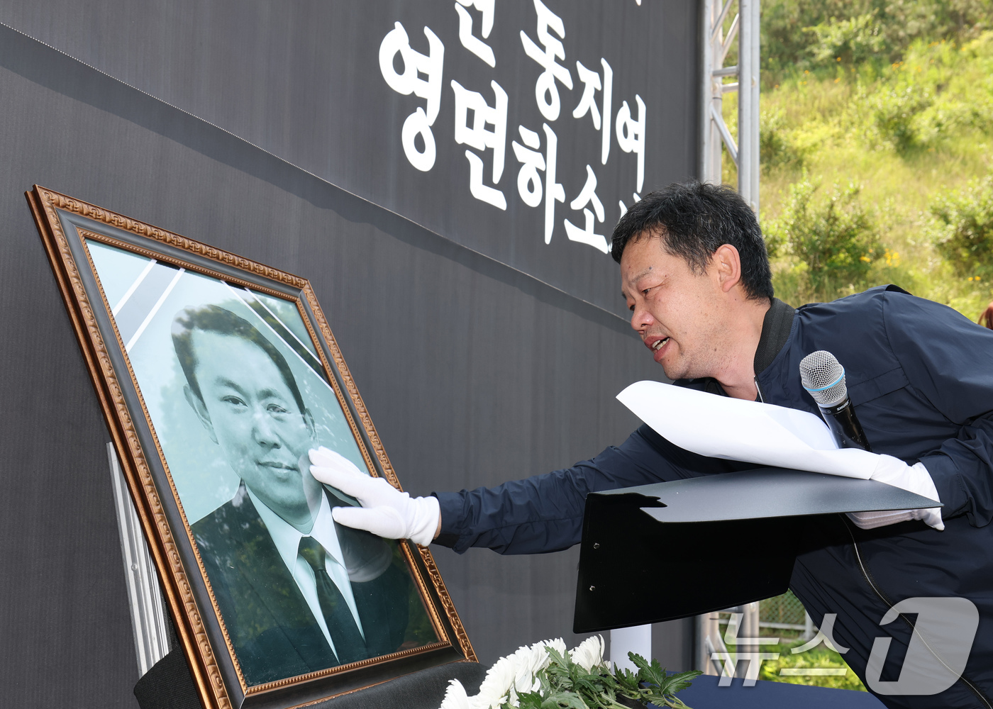 (태안=뉴스1) 김기태 기자 = 18일 오전 충남 태안 한국서부발전 태안발전본부에서 열린 故 김충현 노동자 영결식에서 고인의 친구가 영정사진을 어루만지며 슬퍼하고 있다. 2025. …