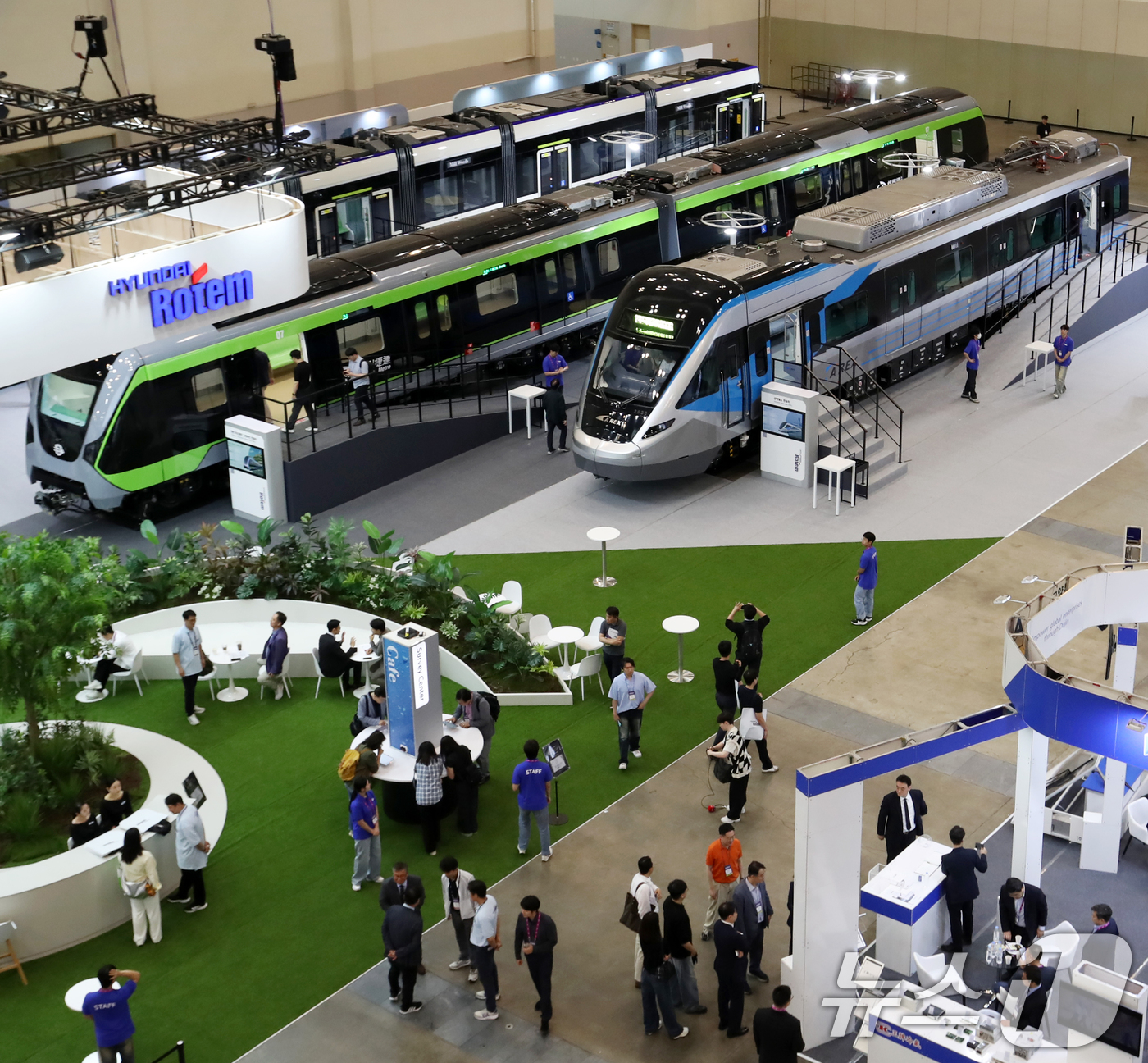 (부산=뉴스1) 윤일지 기자 = 18일 부산 해운대구 벡스코 제1전시장에서 열린 '2025 부산국제철도기술산업전'에서 관람객들이 현대로템의 공항철도 전동차, 대만 그린라인 무인전동 …