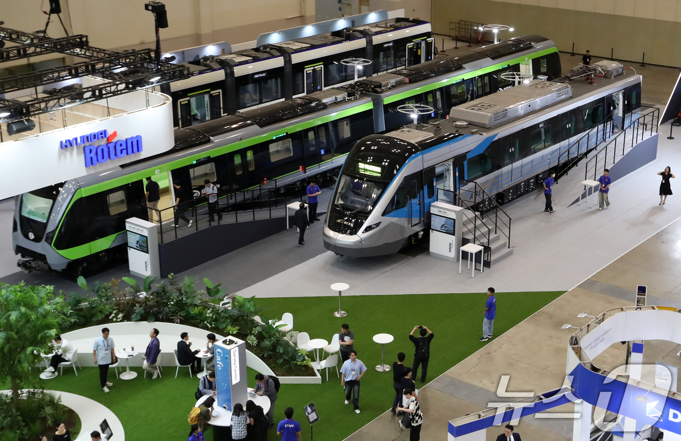 (부산=뉴스1) 윤일지 기자 = 18일 부산 해운대구 벡스코 제1전시장에서 열린 '2025 부산국제철도기술산업전'에서 관람객들이 현대로템의 공항철도 전동차, 대만 그린라인 무인전동 …
