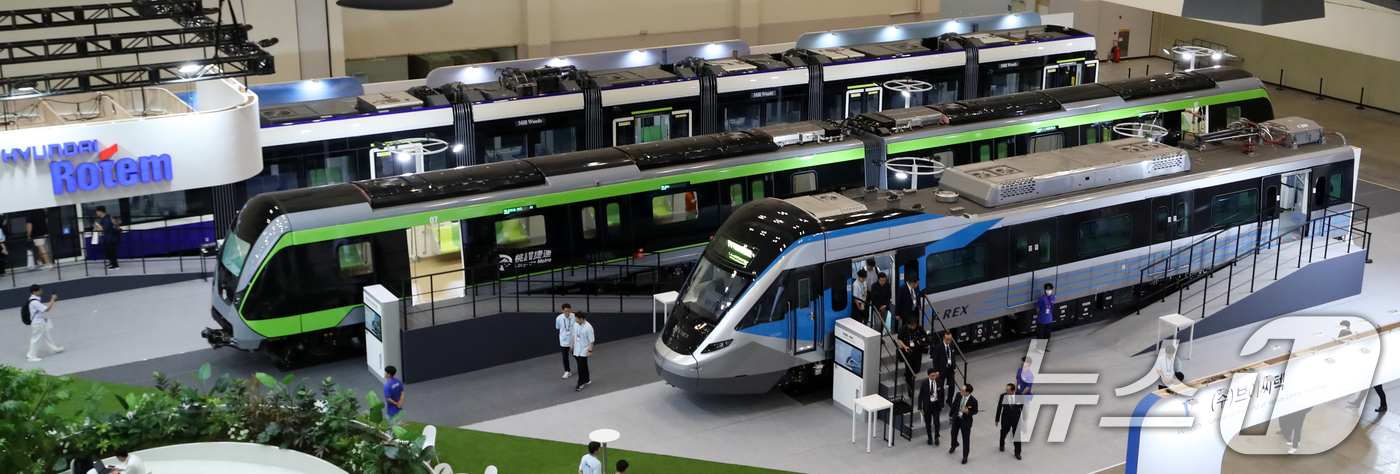 (부산=뉴스1) 윤일지 기자 = 18일 부산 해운대구 벡스코 제1전시장에서 열린 '2025 부산국제철도기술산업전'에서 관람객들이 현대로템의 공항철도 전동차, 대만 그린라인 무인전동 …