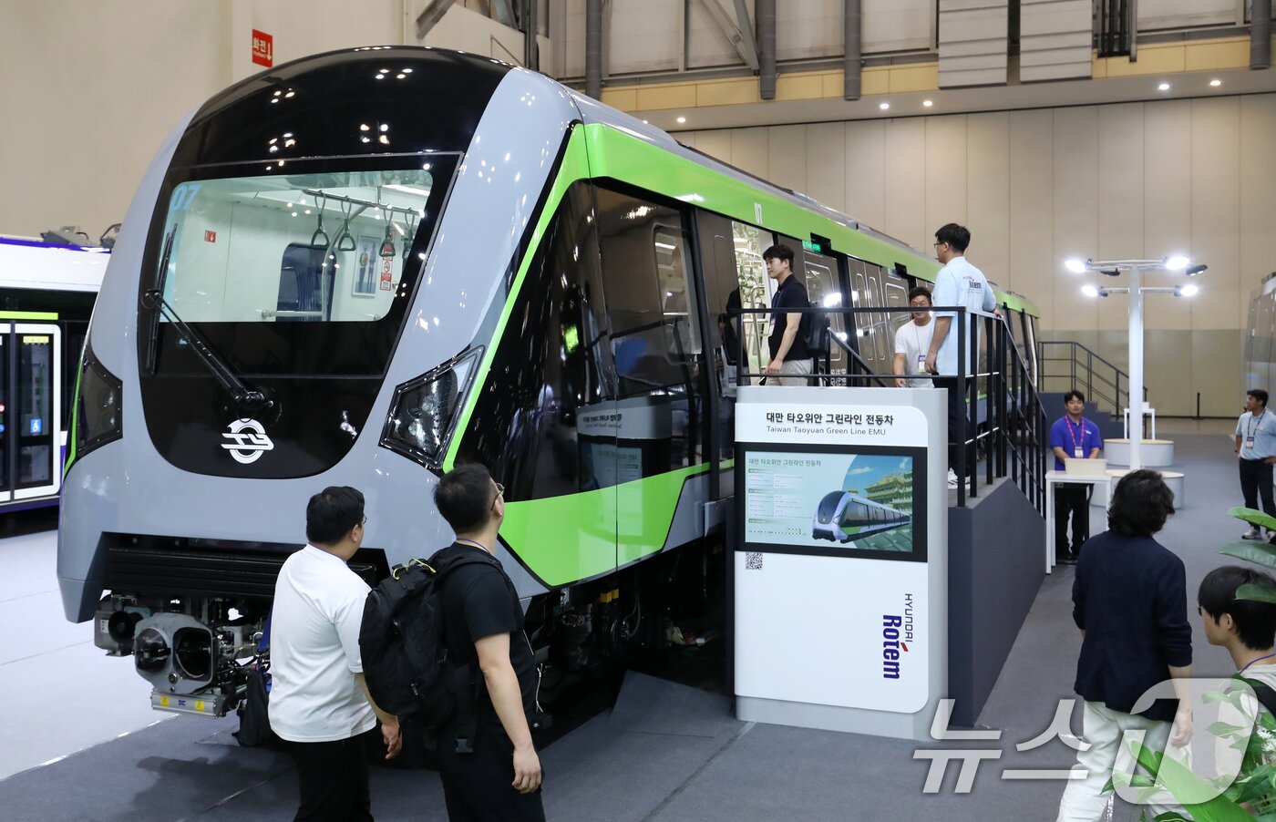 본문 이미지 - 18일 부산 해운대구 벡스코 제1전시장에서 열린 &#39;2025 부산국제철도기술산업전&#39;에서 관람객들이 대만 그린라인 무인전동차를 둘러보고 있다. 2025.6.18/뉴스1 ⓒ News1 윤일지 기자