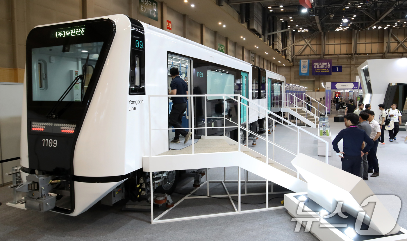 (부산=뉴스1) 윤일지 기자 = 18일 부산 해운대구 벡스코 제1전시장에서 열린 '2025 부산국제철도기술산업전'에서 관람객들이 국내 최초이자 세계에서 네 번째로 개발한 무인자동운 …