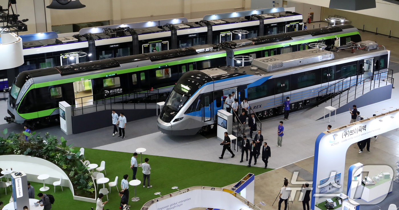(부산=뉴스1) 윤일지 기자 = 18일 부산 해운대구 벡스코 제1전시장에서 열린 '2025 부산국제철도기술산업전'에서 관람객들이 현대로템의 공항철도 전동차, 대만 그린라인 무인전동 …