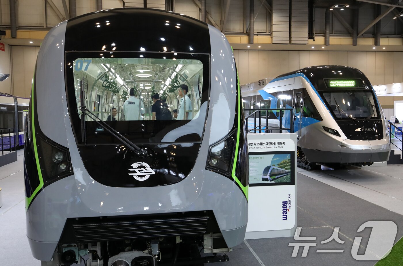 본문 이미지 - 18일 부산 해운대구 벡스코 제1전시장에서 열린 &#39;2025 부산국제철도기술산업전&#39;에서 관람객들이 대만 그린라인 무인전동차를 둘러보고 있다.  2025.6.18/뉴스1 ⓒ News1 윤일지 기자