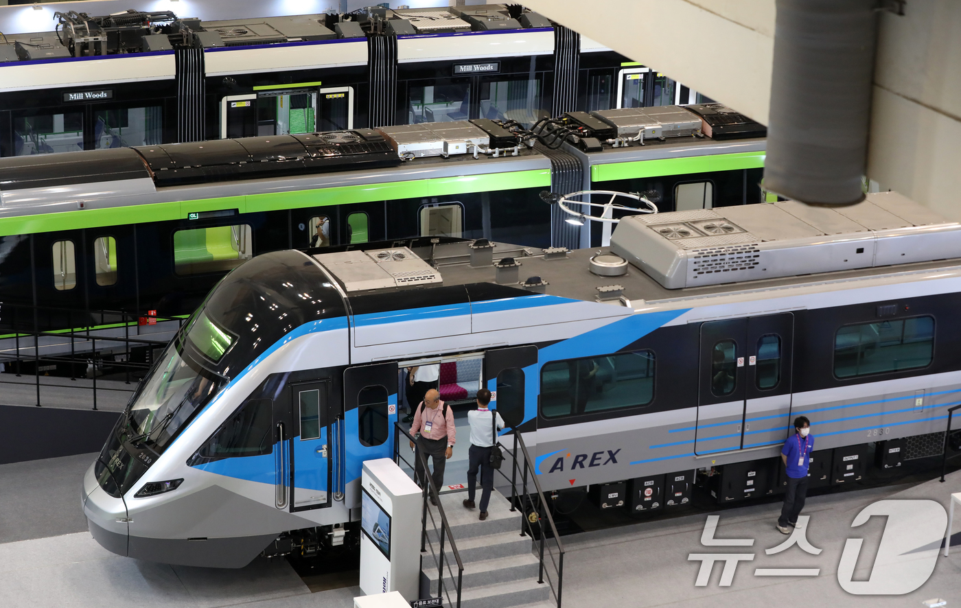 (부산=뉴스1) 윤일지 기자 = 18일 부산 해운대구 벡스코 제1전시장에서 열린 '2025 부산국제철도기술산업전'에서 관람객들이 현대로템의 공항철도 전동차, 대만 그린라인 무인전동 …