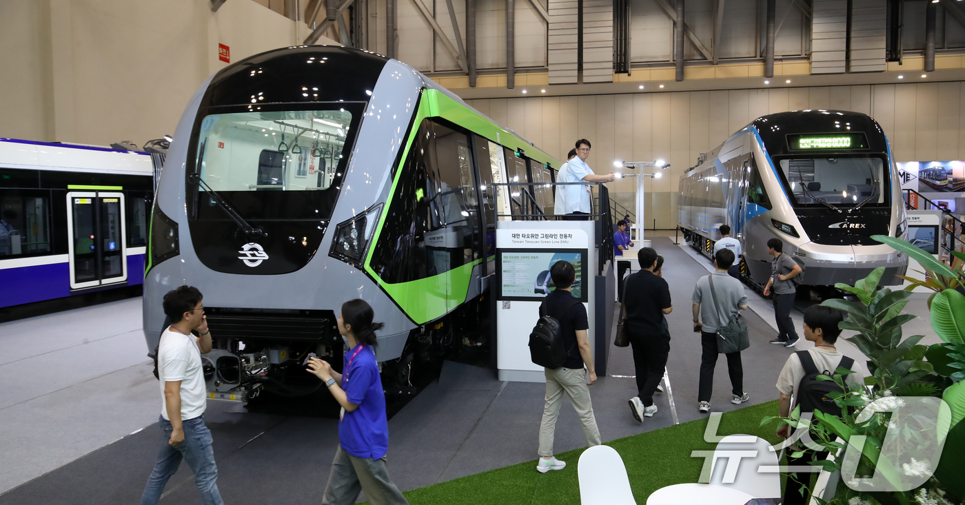 (부산=뉴스1) 윤일지 기자 = 18일 부산 해운대구 벡스코 제1전시장에서 열린 '2025 부산국제철도기술산업전'에서 관람객들이 현대로템의 공항철도 전동차, 대만 그린라인 무인전동 …
