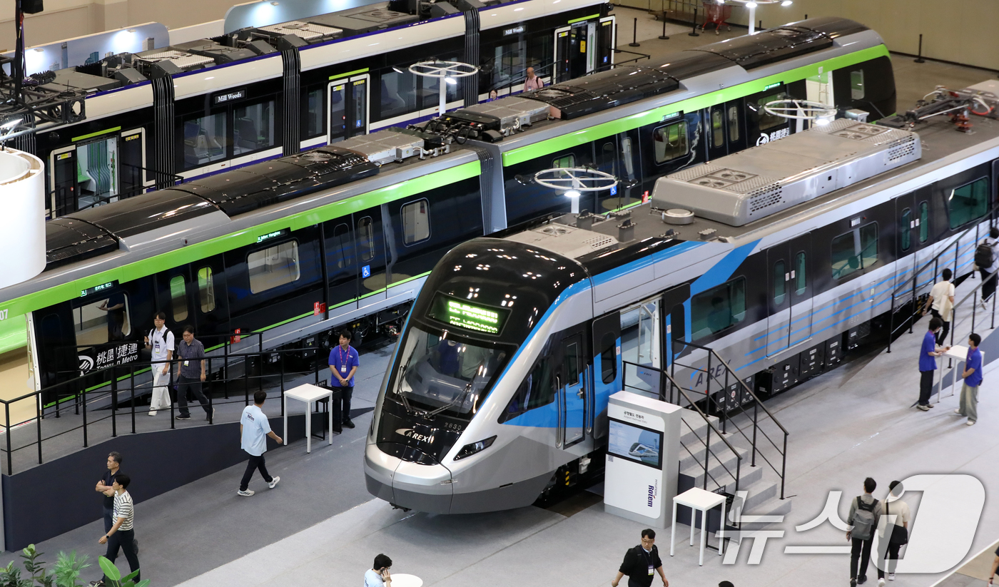 (부산=뉴스1) 윤일지 기자 = 18일 부산 해운대구 벡스코 제1전시장에서 열린 '2025 부산국제철도기술산업전'에서 관람객들이 현대로템의 공항철도 전동차, 대만 그린라인 무인전동 …
