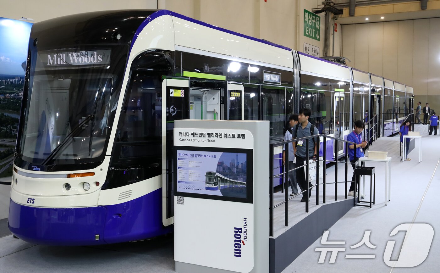 본문 이미지 - 18일 부산 해운대구 벡스코 제1전시장에서 열린 &#39;2025 부산국제철도기술산업전&#39;에서 관람객들이 현대로템의 캐나다 에드먼턴 밸리라인 웨스트 트램 실물을 둘러보고 있다.  2025.6.18/뉴스1 ⓒ News1 윤일지 기자