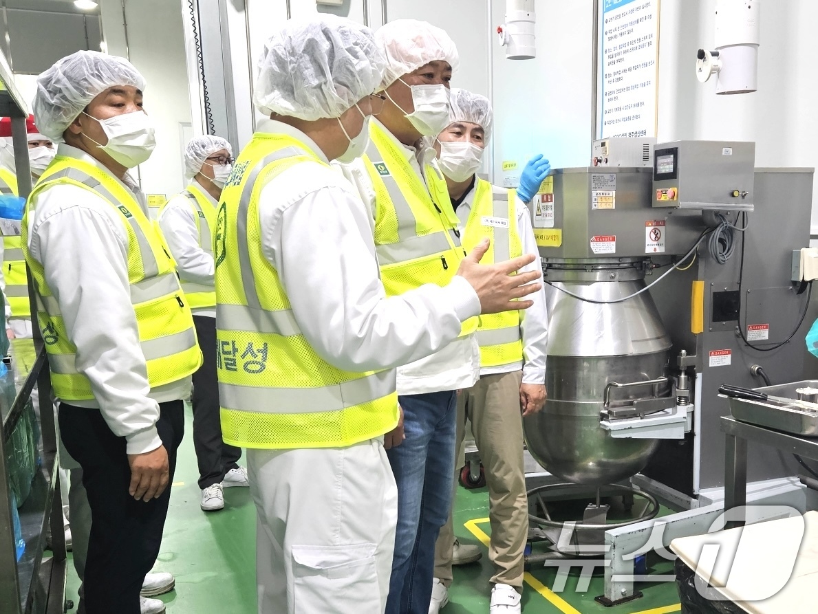 (서울=뉴스1) = SPC그룹은 안전경영 강화를 위해 전 계열사 생산센터에 노사안전협의체를 구성하고 노·사·외부전문가 합동 안전점검을 실시했다고 18일 밝혔다. (SPC 제공. 재 …