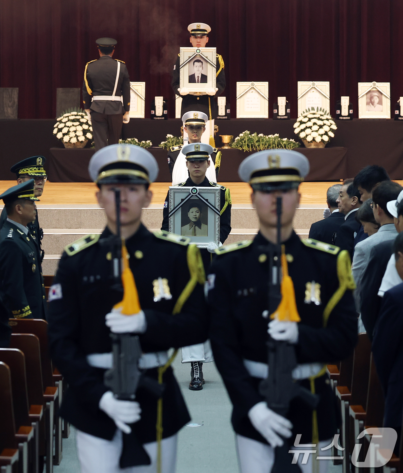 (서울=뉴스1) 오대일 기자 = 6·25전쟁 75주년을 일주일 앞둔 18일 서울 동작구 국립서울현충원에서 열린 6·25전쟁 전사자 발굴 유해 합동 안장식에서 호국영웅 7위의 영정과 …