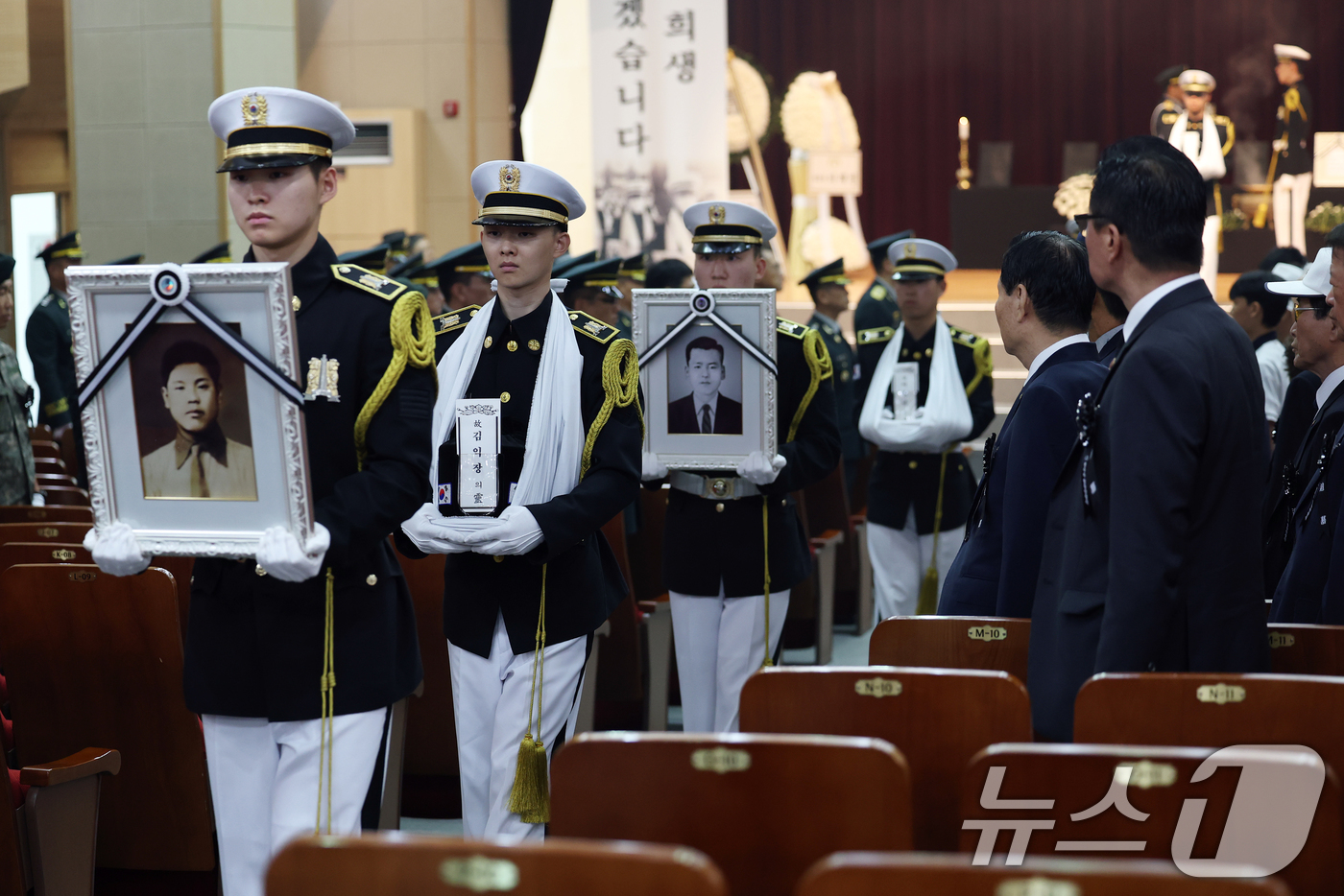 (서울=뉴스1) 오대일 기자 = 6·25전쟁 75주년을 일주일 앞둔 18일 서울 동작구 국립서울현충원에서 열린 6·25전쟁 전사자 발굴 유해 합동 안장식에서 호국영웅 7위의 영정과 …