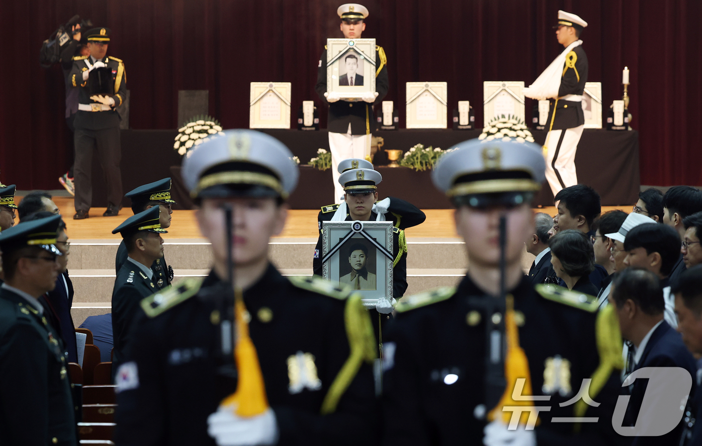 (서울=뉴스1) 오대일 기자 = 6·25전쟁 75주년을 일주일 앞둔 18일 서울 동작구 국립서울현충원에서 열린 6·25전쟁 전사자 발굴 유해 합동 안장식에서 호국영웅 7위의 영정과 …