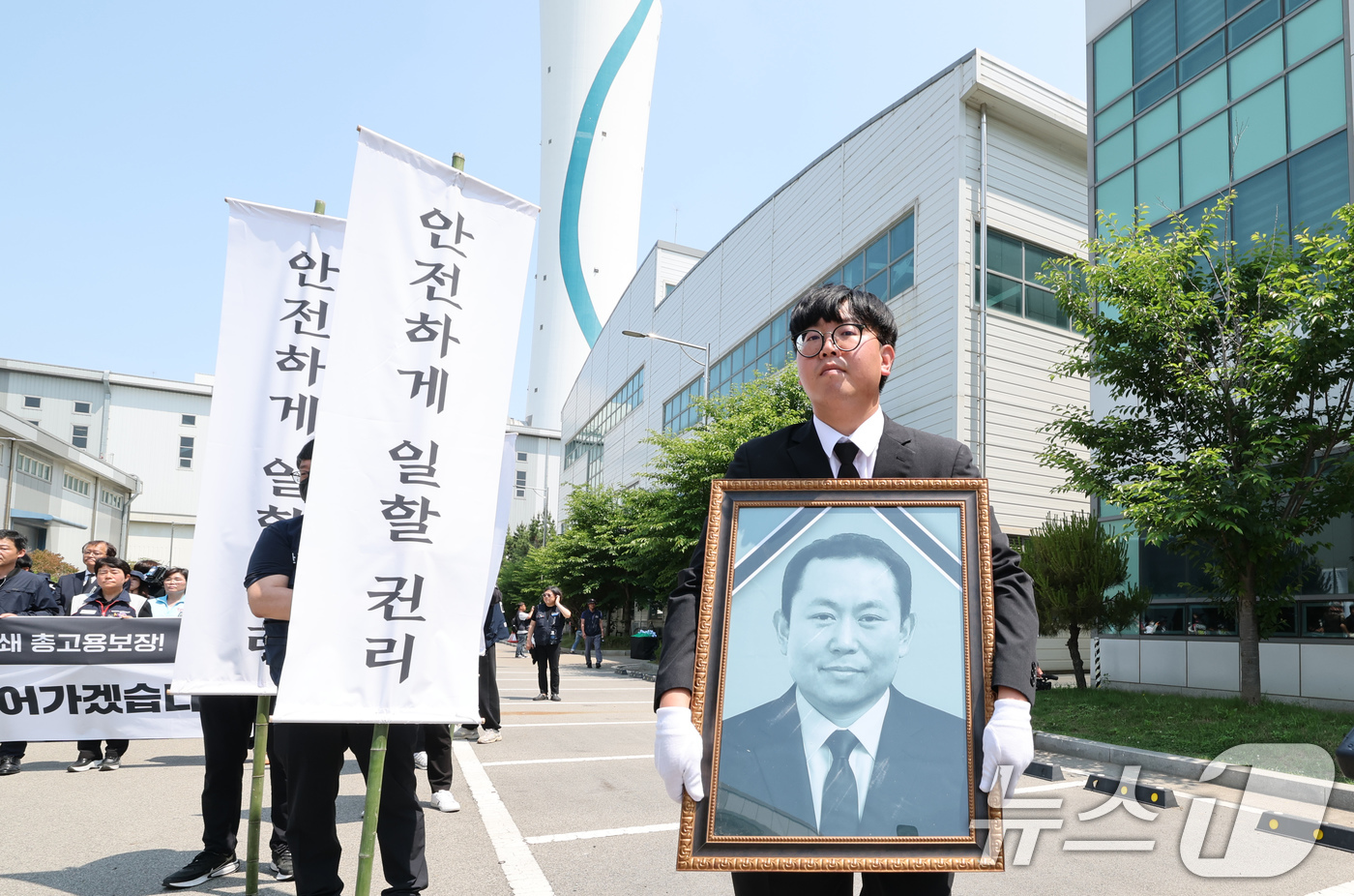 (태안=뉴스1) 김기태 기자 = 18일 오전 충남 태안 한국서부발전 태안발전본부에서 故 김충현 노동자 영결식이 거행된 가운데 사고 현장에서 김영훈 한전 KPS비정규직지회장이 고인의 …