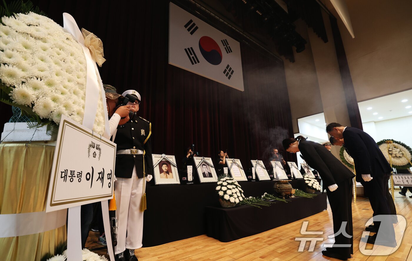 본문 이미지 - 6·25전쟁 75주년을 일주일 앞둔 18일 서울 동작구 국립서울현충원 현충관에서 6·25전쟁 전사자 발굴 유해 합동 안장식이 거행되고 있다. 2025.6.18/뉴스1 ⓒ News1 오대일 기자