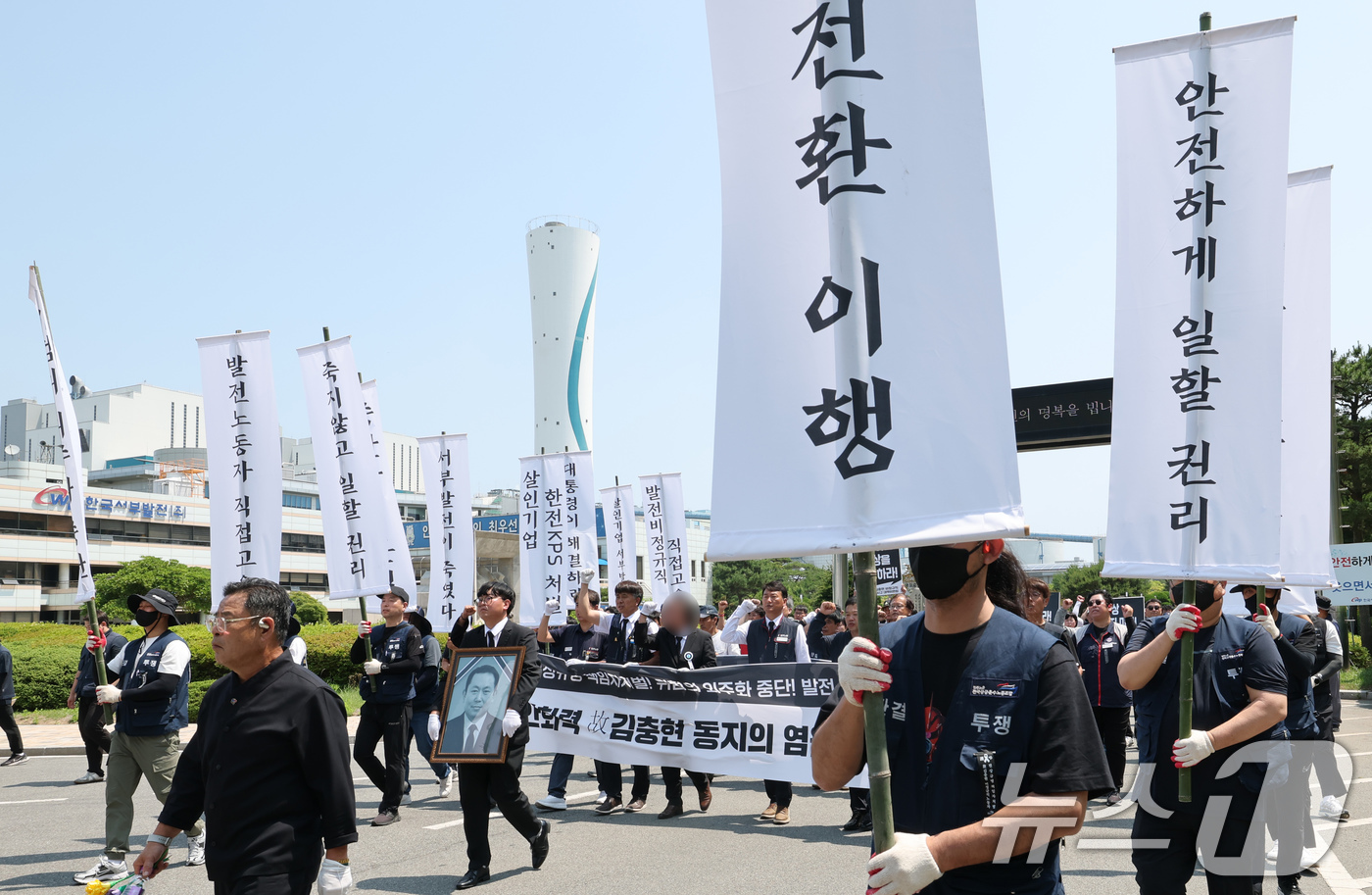(태안=뉴스1) 김기태 기자 = 18일 오전 충남 태안 한국서부발전 태안발전본부에서 故 김충현 노동자 영결식이 거행된 가운데 운구행렬이 태안발전을 나서고 있다.  2025.6.18 …