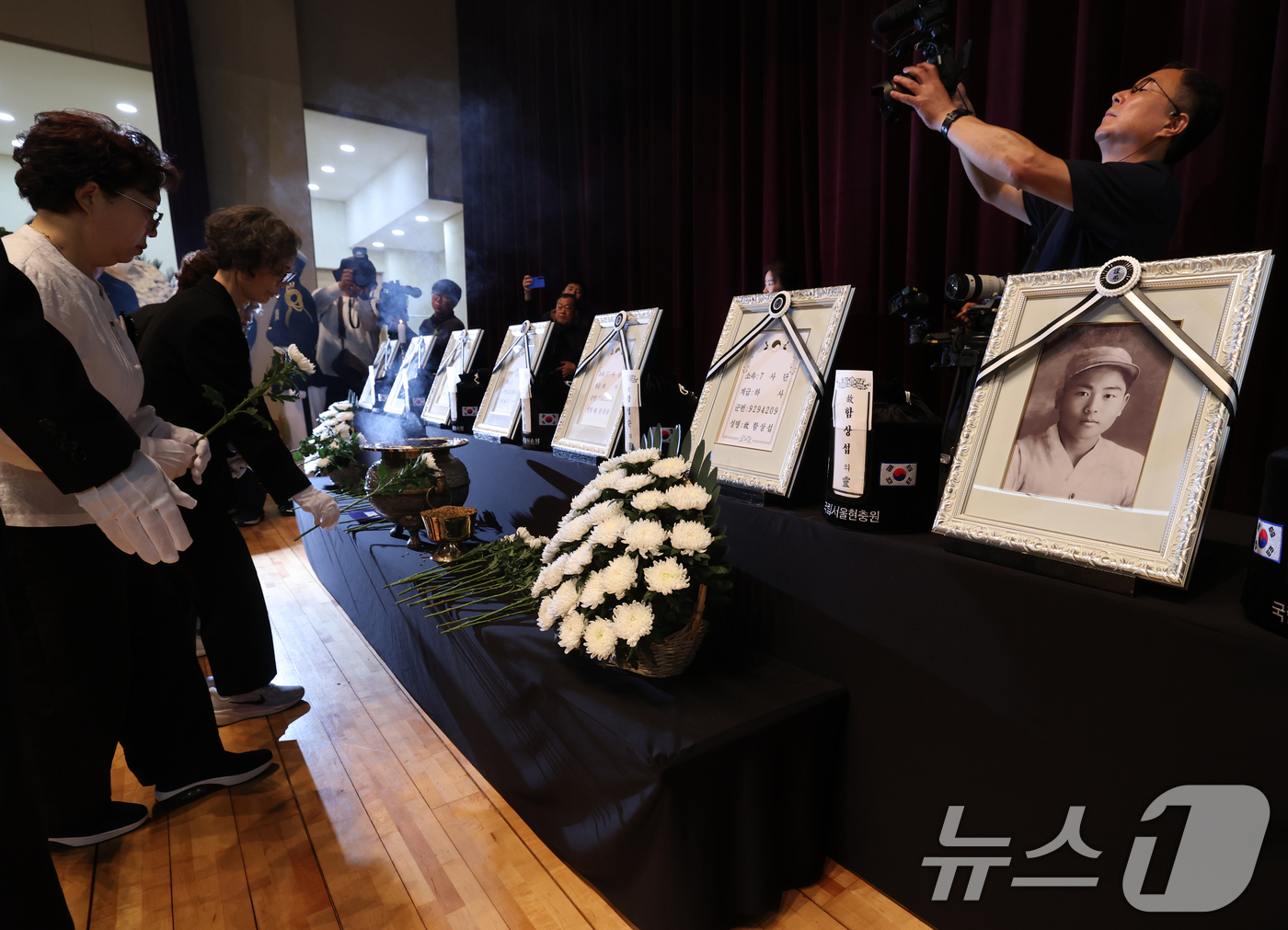 (서울=뉴스1) 오대일 기자 = 6·25전쟁 75주년을 일주일 앞둔 18일 서울 동작구 국립서울현충원에서 열린 6·25전쟁 전사자 발굴 유해 합동 안장식에서 호국영웅 7인의 유가족 …