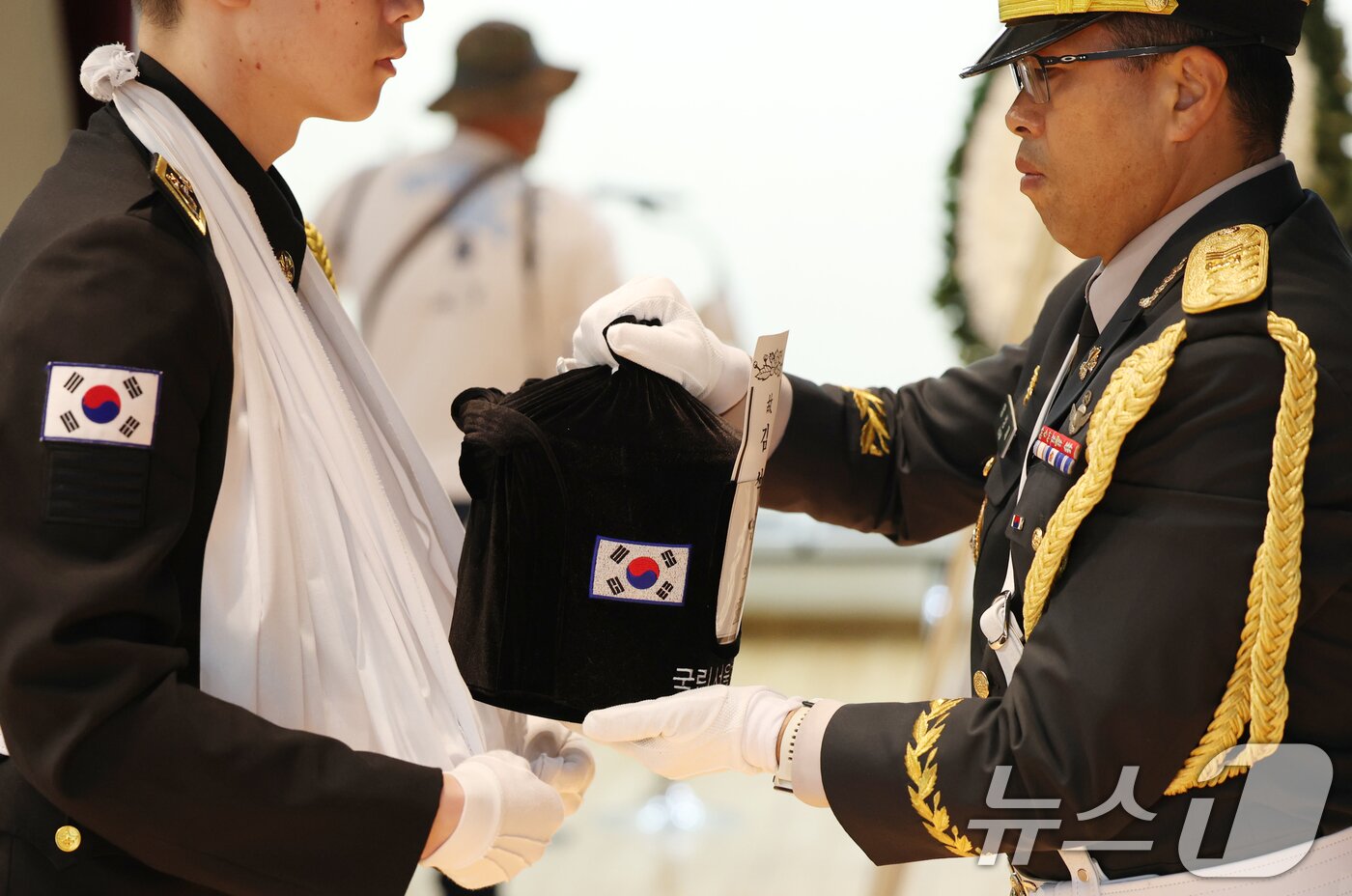 본문 이미지 - 6·25전쟁 75주년을 일주일 앞둔 18일 서울 동작구 국립서울현충원에서 열린 6·25전쟁 전사자 발굴 유해 합동 안장식에서 호국영웅 7위의 영현이 안장식 장소로 봉송되고 있다. 2025.6.18/뉴스1 ⓒ News1 오대일 기자