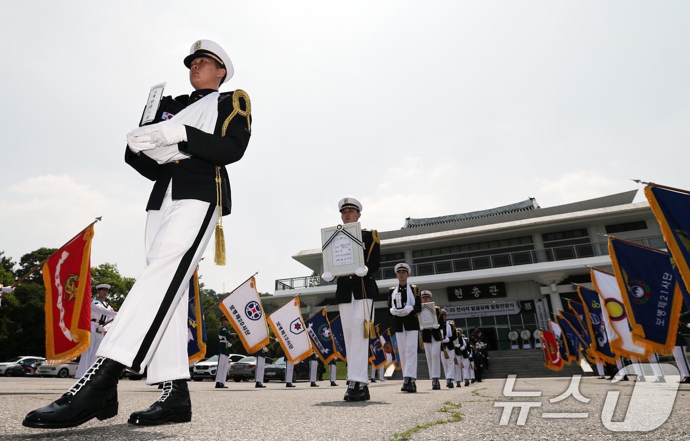 (서울=뉴스1) 오대일 기자 = 6·25전쟁 75주년을 일주일 앞둔 18일 서울 동작구 국립서울현충원에서 열린 6·25전쟁 전사자 발굴 유해 합동 안장식에서 호국영웅 7위의 영정과 …
