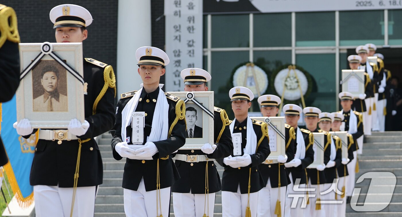 본문 이미지 - 6·25전쟁 75주년을 일주일 앞둔 18일 서울 동작구 국립서울현충원에서 열린 6·25전쟁 전사자 발굴 유해 합동 안장식에서 호국영웅 7위의 영정과 영현이 안장식 장소로 봉송되고 있다. 2025.6.18/뉴스1 ⓒ News1 오대일 기자