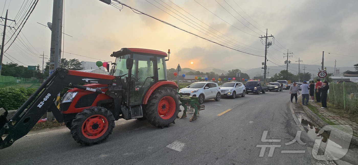 (용인=뉴스1) 김평석 기자 = 용인 원삼 반도체 주민생계조합과 용인반도체일반산업단지에 접한 9개 마을 주민들이 정당한 피해보상을 요구하며 18일 오전 6시부터 1시간 30분가량 …