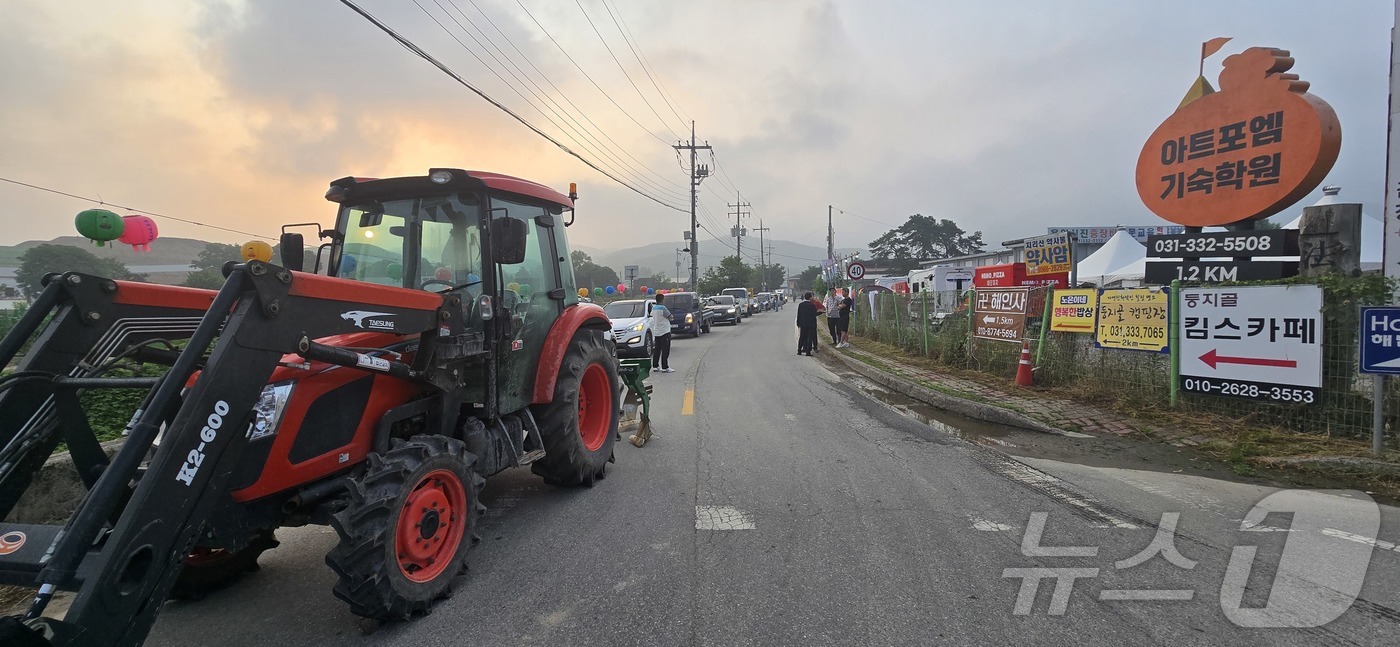 (용인=뉴스1) 김평석 기자 = 용인 원삼 반도체 주민생계조합과 용인반도체일반산업단지에 접한 9개 마을 주민들이 정당한 피해보상을 요구하며 18일 오전 6시부터 1시간 30분가량 …