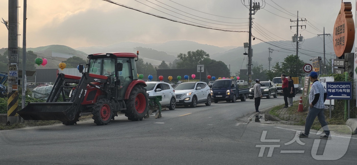 (용인=뉴스1) 김평석 기자 = 용인 원삼 반도체 주민생계조합과 용인반도체일반산업단지에 접한 9개 마을 주민들이 정당한 피해보상을 요구하며 18일 오전 6시부터 1시간 30분가량 …