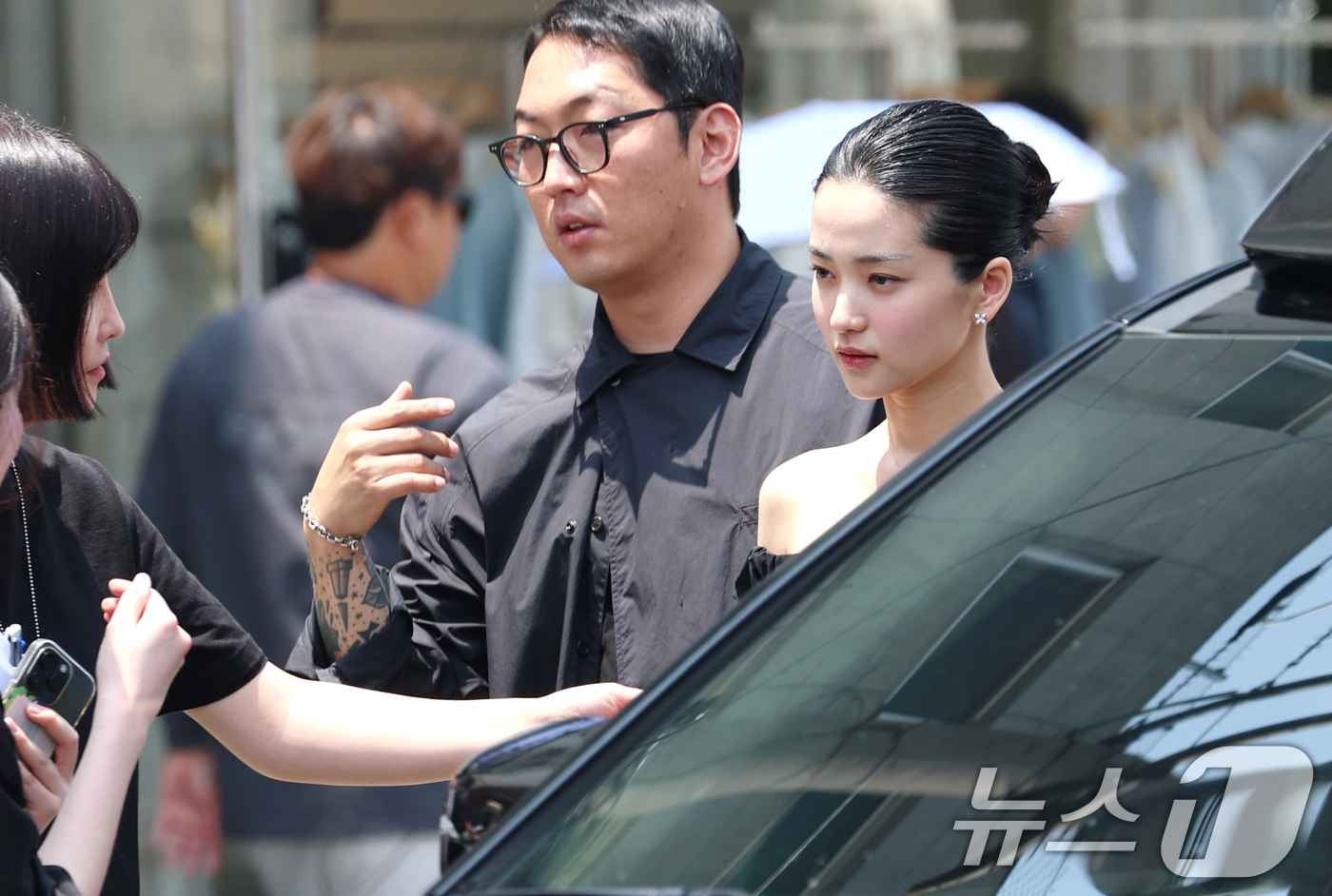 (서울=뉴스1) 권현진 기자 = 배우 김태리가 18일 서울 성동구 MM성수에서 열린 골든듀 ‘듀이터널스 & 펄시피아’ 팝업행사에 참석해 동선을 설명을 듣고 있다. 2025.6.18 …