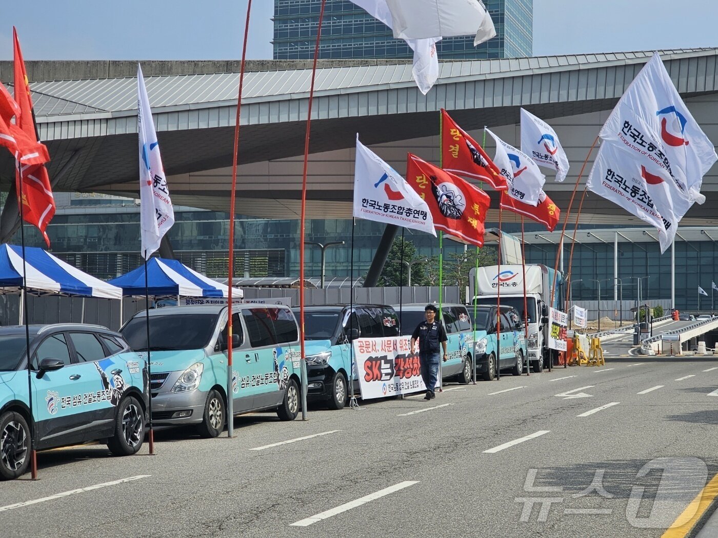 본문 이미지 - 한국노총 건설섬유노조가 18일 오전 차량 50대 가량을 동원해 용인시청 앞에서 용인시와 용인반도체일반산업단지, 주민 등이 맺은 상생협약 이행을 촉구하는 집회를 하고 있다. ⓒ News1 김평석 기자