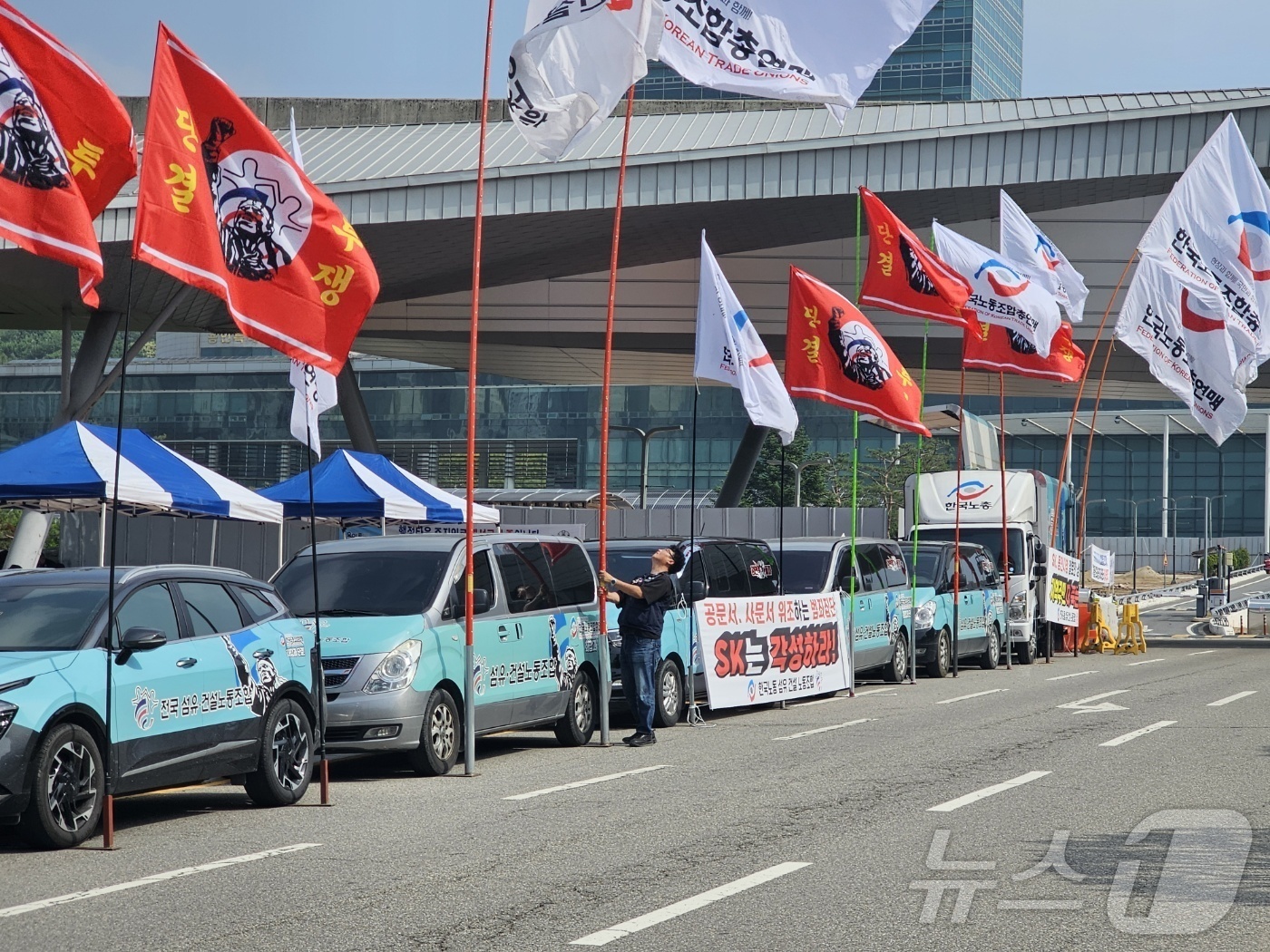 (용인=뉴스1) 김평석 기자 = 한국노총 건설섬유노조가 18일 오전 차량 50대 가량을 동원해 용인시청 앞에서 용인시와 용인반도체일반산업단지, 주민 등이 맺은 상생협약 이행을 촉구 …