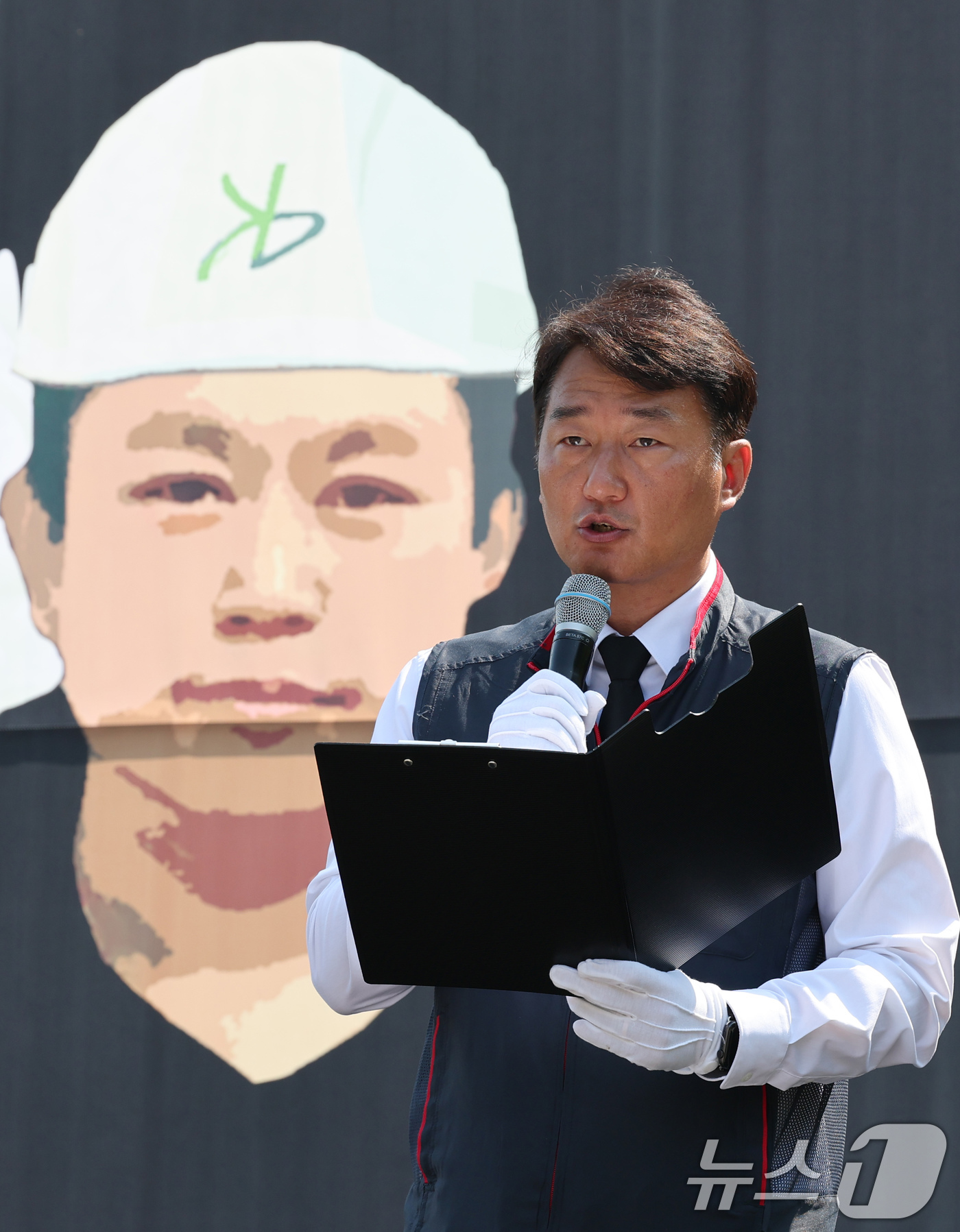 (태안=뉴스1) 김기태 기자 = 18일 오전 충남 태안 한국서부발전 태안발전본부에서 거행된 故 김충현 노동자 영결식에서 양경수 민주노총 위원장이 조사를 읽고 있다. 2025.6.1 …