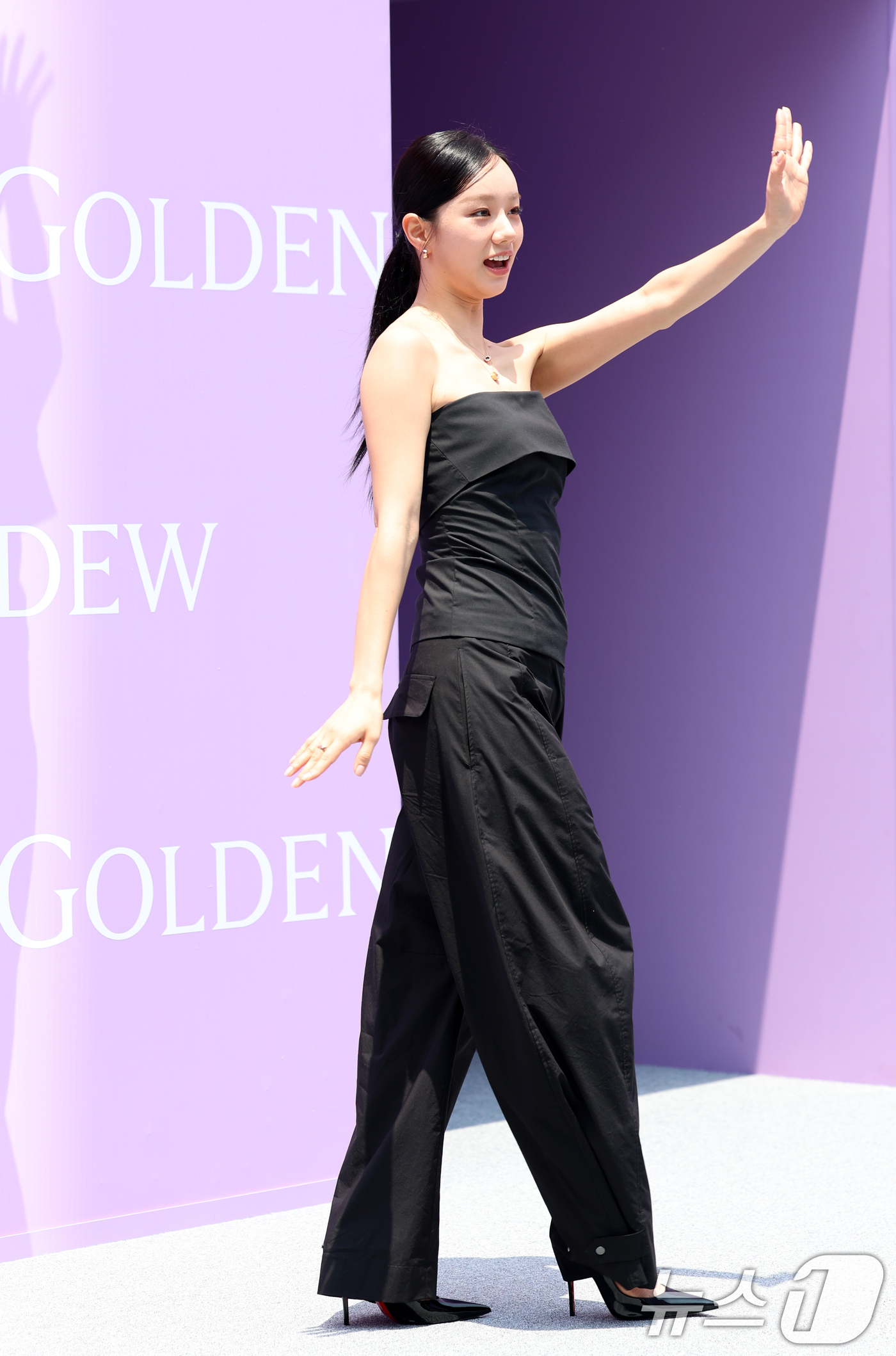 (서울=뉴스1) 권현진 기자 = 배우 혜리가 18일 서울 성동구 MM성수에서 열린 골든듀 ‘듀이터널스 & 펄시피아’ 팝업행사에 참석해 인사를 하고 있다. 2025.6.18/뉴스1