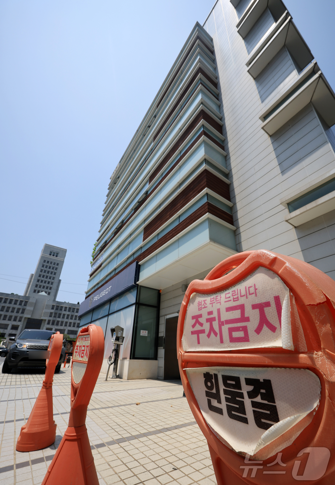 (서울=뉴스1) 김진환 기자 = 순직해병 수사방해 의혹 사건을 수사할 이명현 특별검사가 18일 서울 서초동에 특검 사무실을 마련했다고 밝혔다.이 특검은 이날 오전 자신의 사무실 앞 …