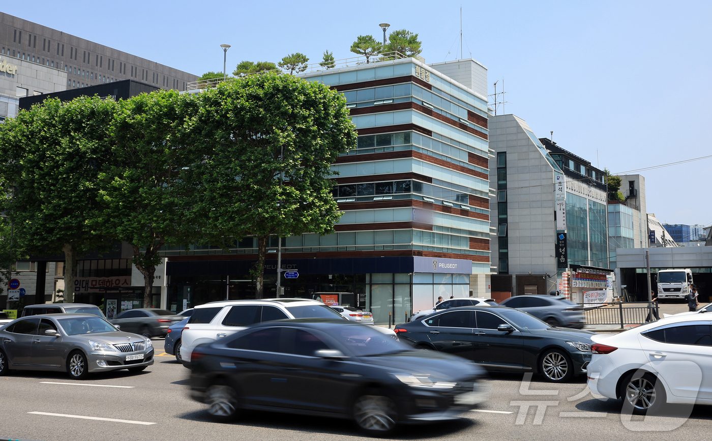 (서울=뉴스1) 김진환 기자 = 순직해병 수사방해 의혹 사건을 수사할 이명현 특별검사가 18일 서울 서초동에 특검 사무실을 마련했다고 밝혔다.이 특검은 이날 오전 자신의 사무실 앞 …