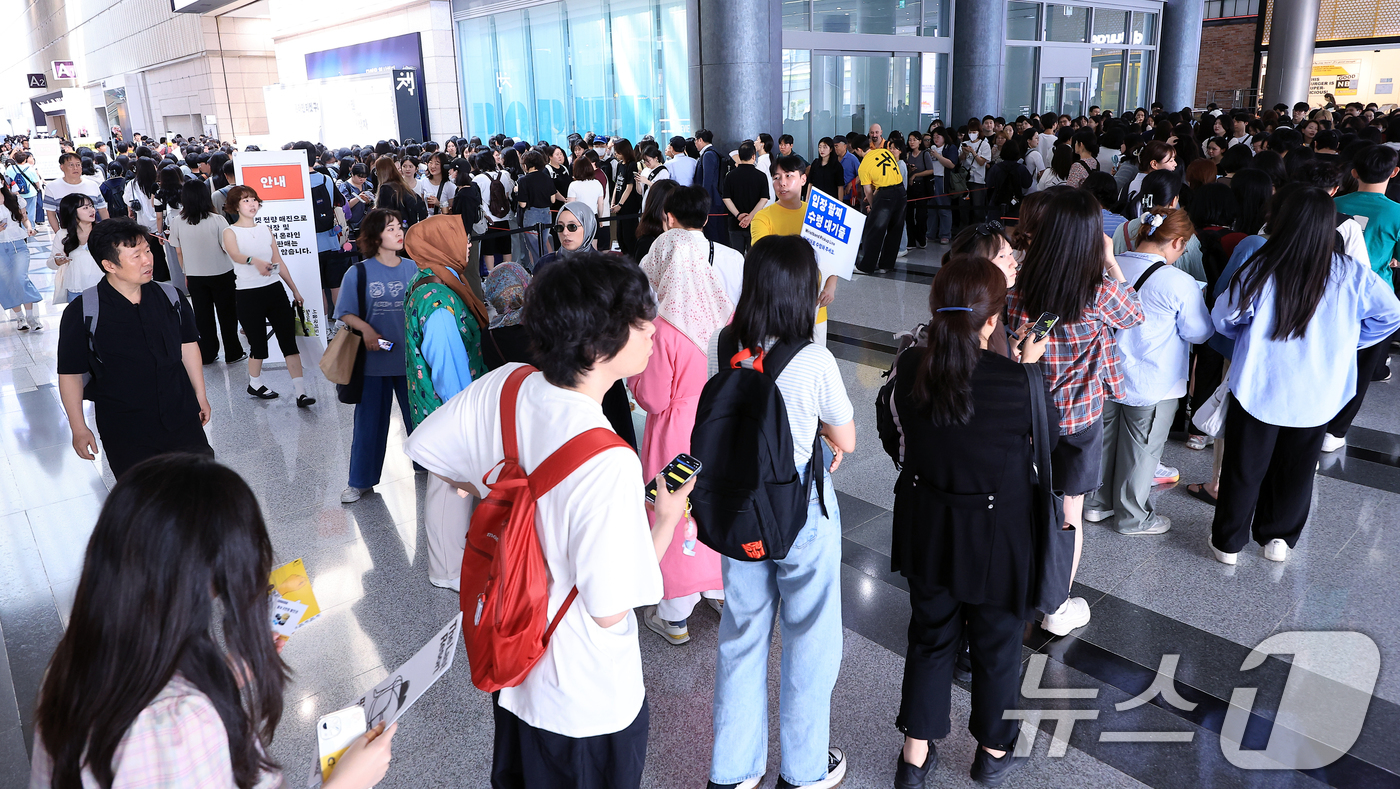 (서울=뉴스1) 박정호 기자 = 18일 오전 서울 강남구 삼성동 코엑스에서 열린 2025 서울국제도서전을 찾은 관람객들이 일찍부터 줄을 서 입장을 기다리고 있다.  2025.6.1 …