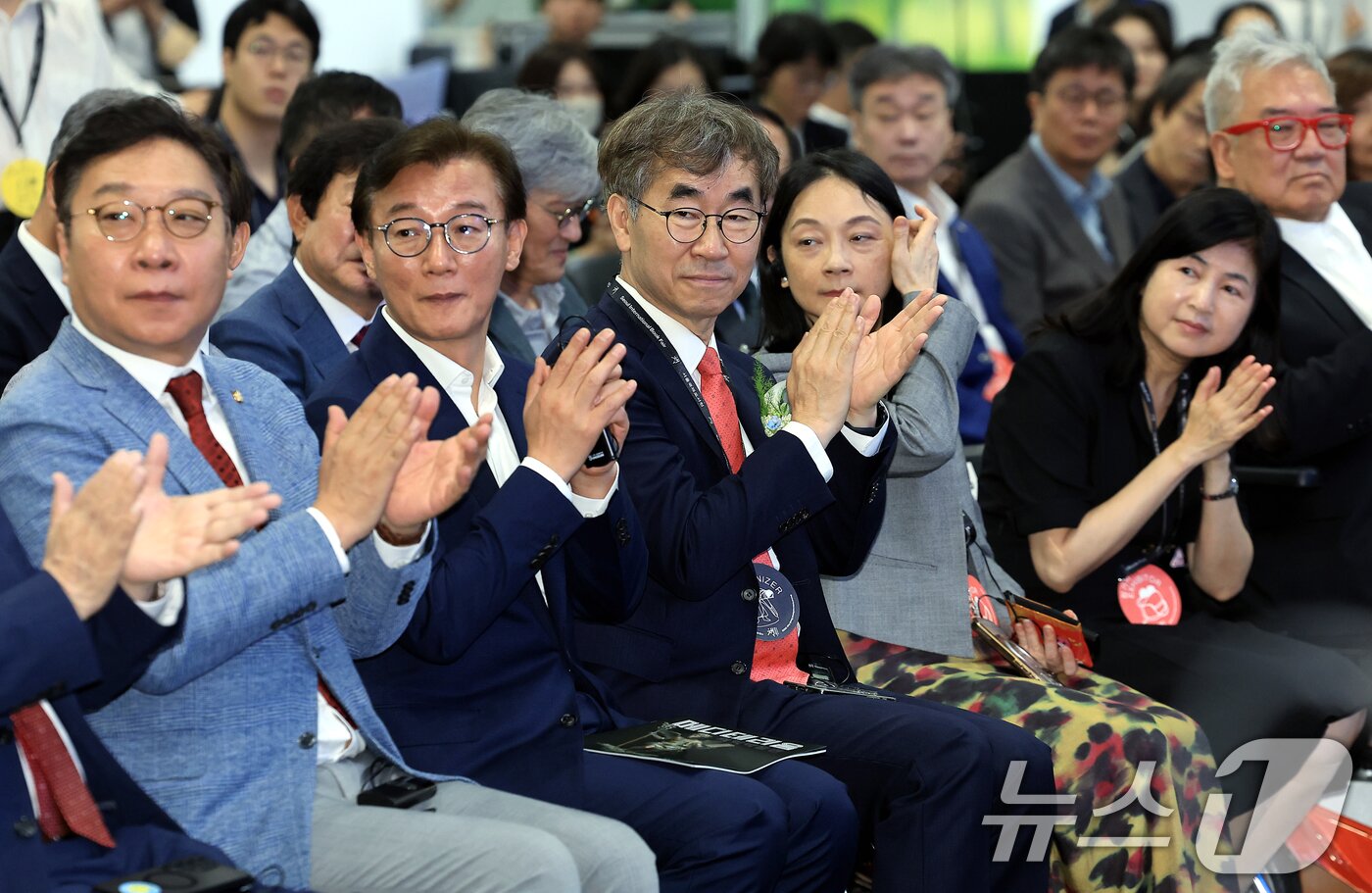 본문 이미지 - 18일 오전 서울 강남구 삼성동 코엑스에서 열린 2025 서울국제도서전 개막식에서 윤철호 대한출판문화협회 회장과 전재수 국회 문화체육관광위원회 위원장 등이 참석자 소개에 손뼉을 치고 있다. 2025.6.18/뉴스1 ⓒ News1 박정호 기자