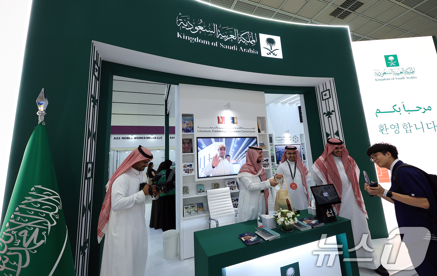 (서울=뉴스1) 박정호 기자 = 18일 오전 서울 강남구 삼성동 코엑스에서 열린 2025 서울국제도서전을 찾은 관람객이 사우디아라비아 문화부 부스에서 관계자들과 대화를 나누고 있다 …