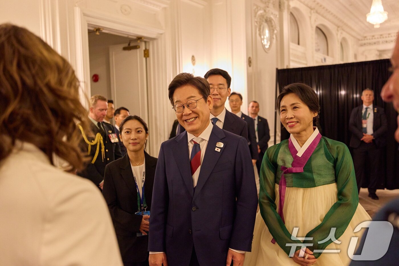본문 이미지 - 이재명 대통령과 부인 김혜경 여사가 16일&#40;현지시간&#41; 캘거리 한 호텔에서 열린 다니엘 스미스 앨버타주 수상 주재 G7 초청국 리셉션에 참석하고 있다. &#40;대통령실 제공. 재판매 및 DB 금지&#41; 2025.6.18/뉴스1 ⓒ News1 허경 기자